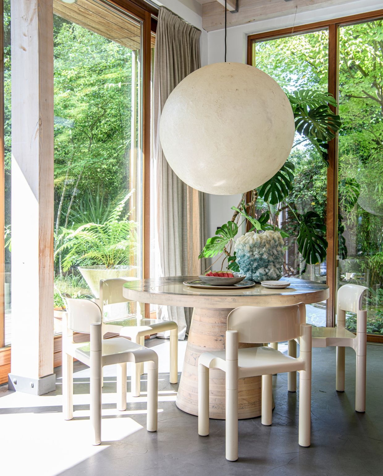 Kleur muur ral 9016. Gordijnen Evert Groot. Eettafel Jacqueline le Bleu. Vintage stoelen Eero Aarnio voor Upo Furniture. Vintage Hanglamp. Servies Wonki Ware. Plant Marktplaats. vtwonen 03-2026 | styling Marit Saladini | fotografie Louis Lemaire