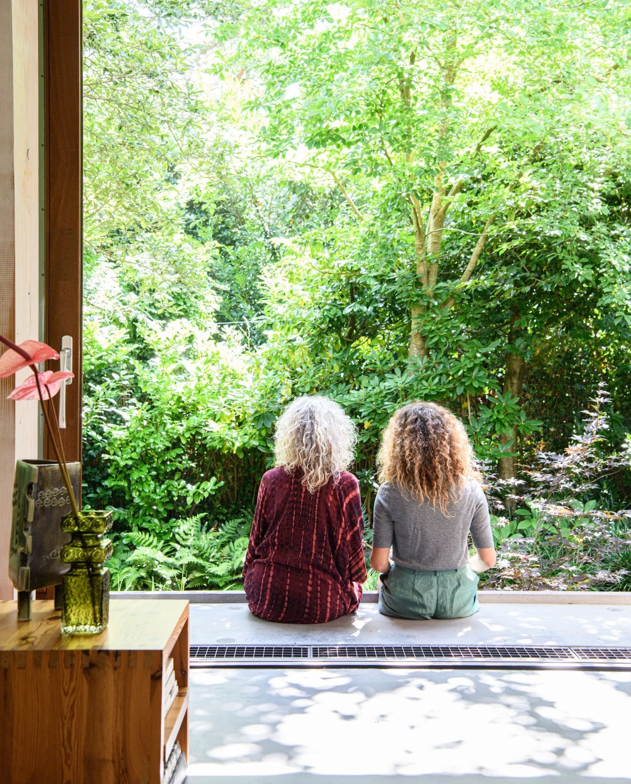 Vintage tafel Ate van Apeldoorn. Vintage vaas Tamara Aladin. vtwonen 03-2026 | styling Marit Saladini | fotografie Louis Lemaire