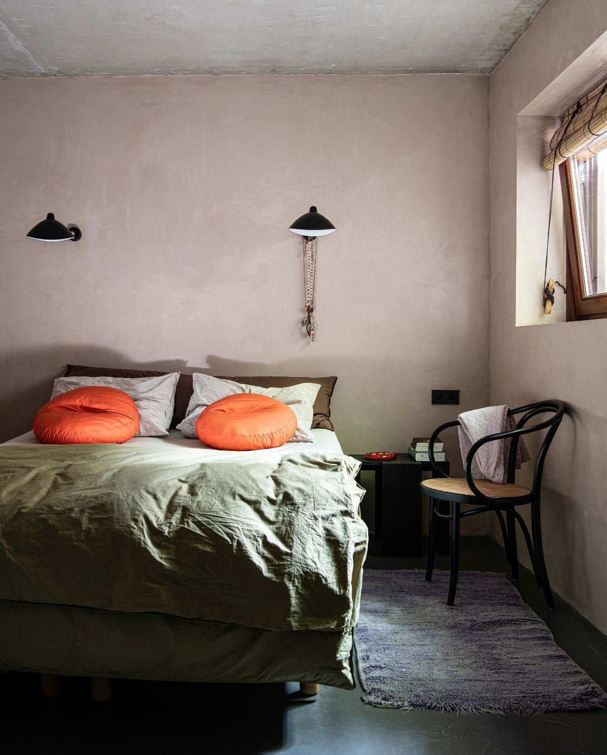 Wanden Marrakech Walls in Nude van Pure & Original. Vintage stoel Thonet. Wandlampen Serge Mouille. Kettingen Moniek Postma. Beddengoed Suite702. Vintage Berber vloerkleed. Tafel Bram van der Beke. vtwonen 03-2026 | styling Marit Saladini | fotografie Louis Lemaire