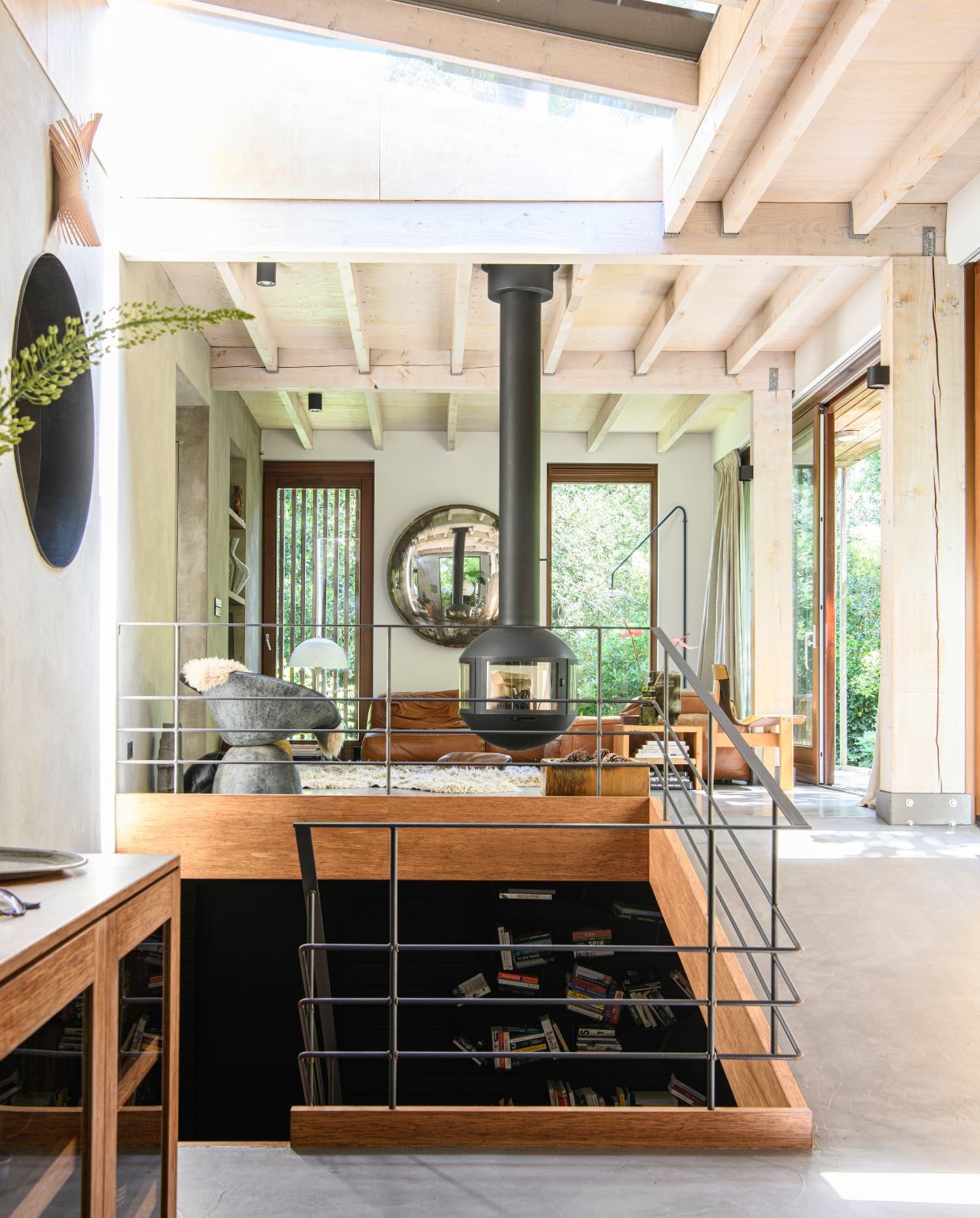 Stoel Imperfetto Lab. Bank Living Divani. Lamp Muller Van Severen. Stoel bij raam vintage Angelo Mangiarotti Tre 3. Haard Agorafocus. Plafondlampen Philips. vtwonen 03-2026 | styling Marit Saladini | fotografie Louis Lemaire