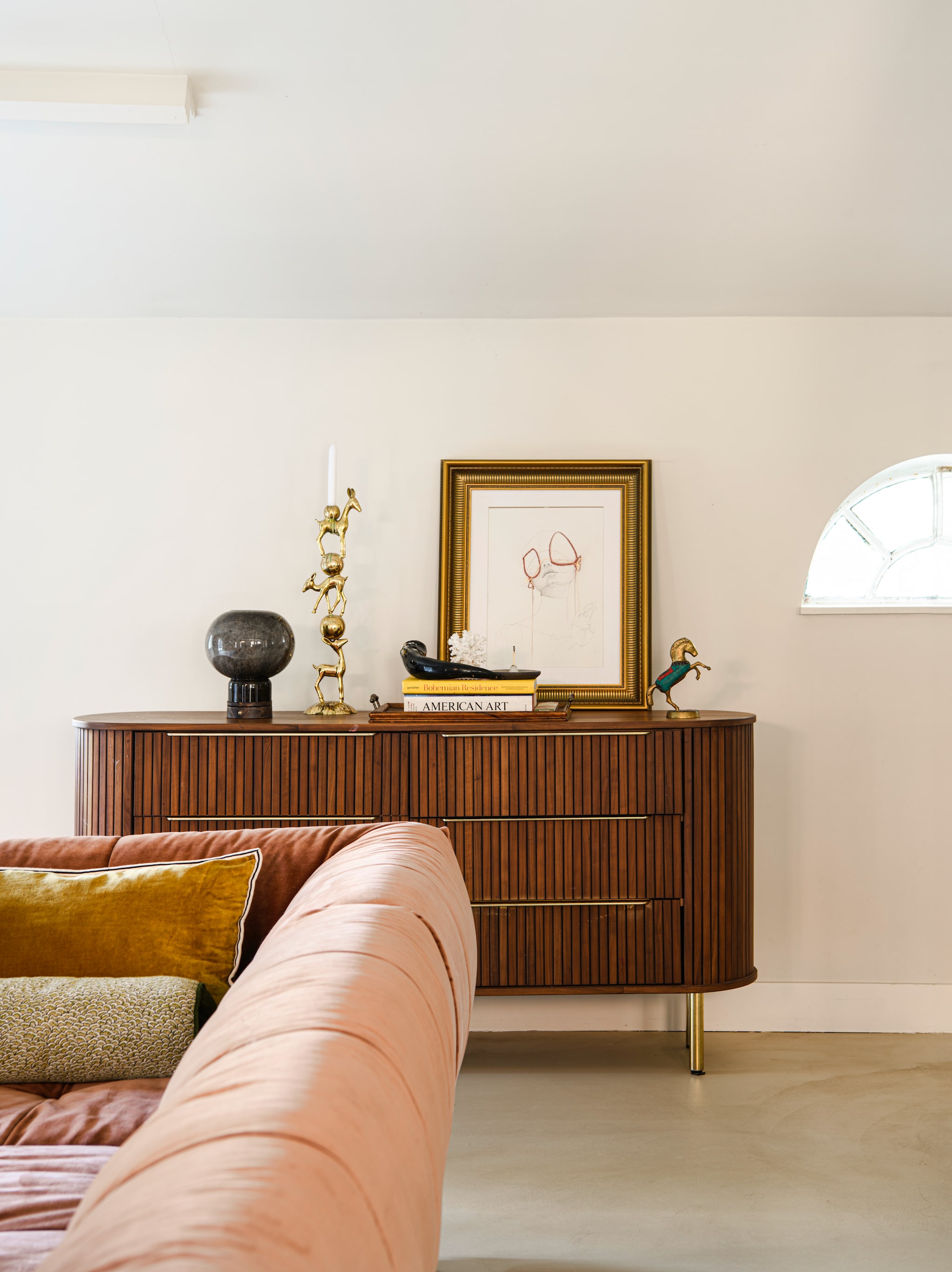Dressoir overgenomen van vriend. Lamp Biek. Schets en lijst Chris Luka. Hertenkandelaar Polspotten. Paard uit Thailand. Bank Table du Sud. Kussens Élitis en Pierre Frey. Muurkleur Slipper Satin van Farrow & Ball. vtwonen 06-2026 | styling Esther Loonstijn | fotografie Louis Lemaire