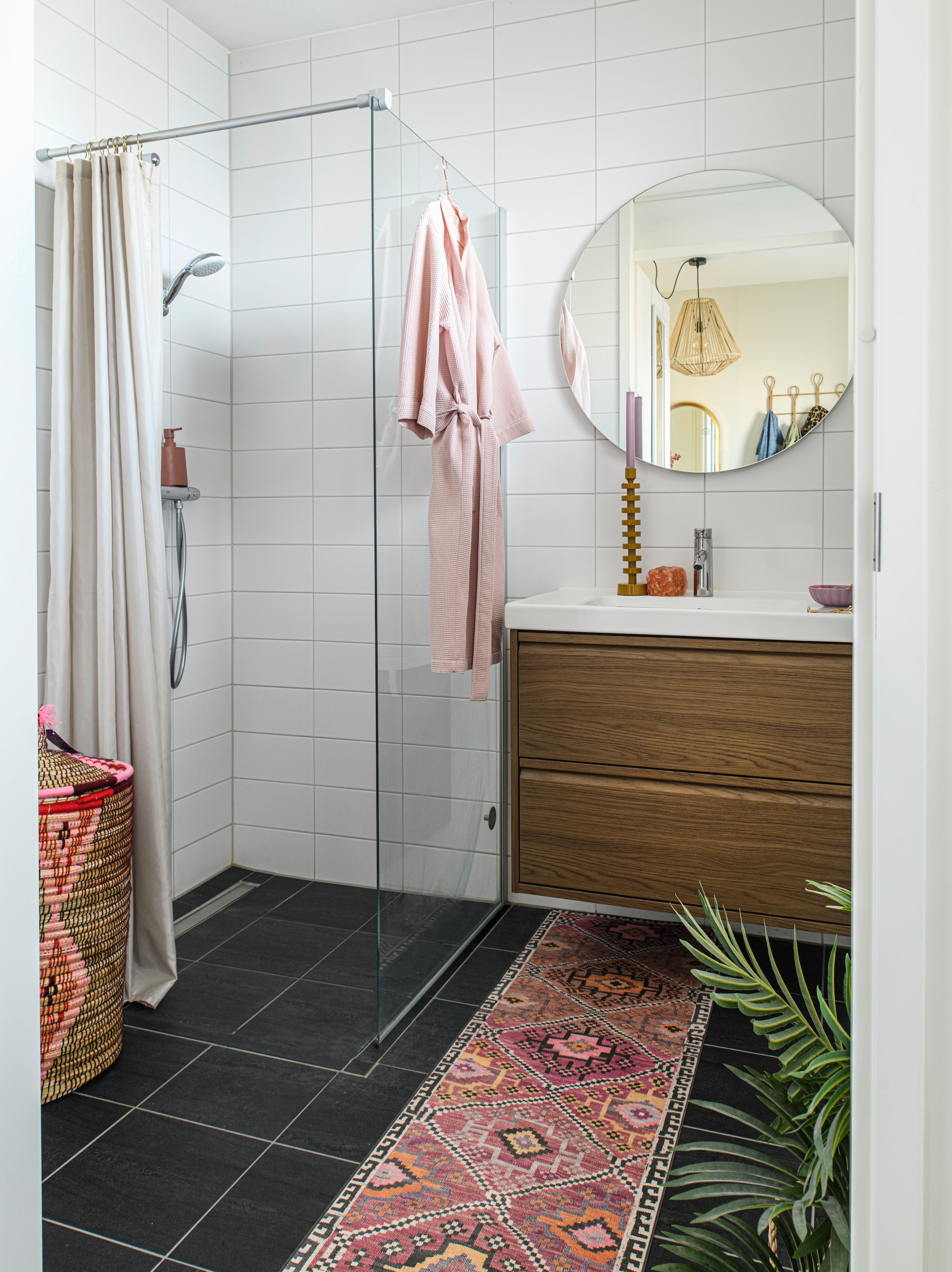 Badkamermeubel Ikea. Loper Kwantum. Douchegordijn en badjas H&m. Wasmand Studio Boheme. Spiegel Karwei. Kandelaar Loods5. vtwonen 06-2026 | styling Maaike van Haaster | fotografie Louis Lemaire | Productie  Insidehomepage