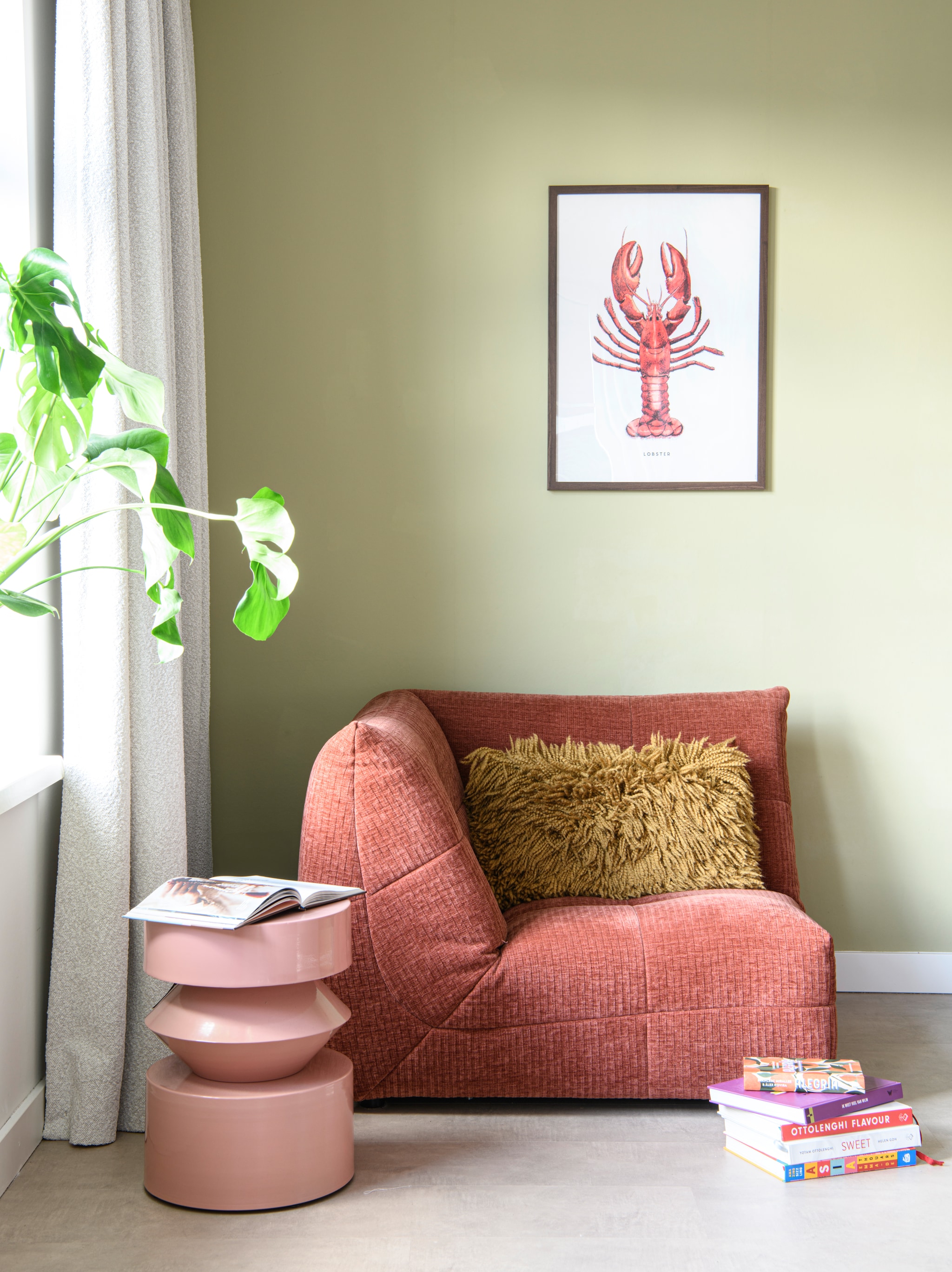 Vloer Karwei. Muurverf Puur Helmgras van Flexa. Zitelement Flynn, bijzettafel en kussen Loods5. Poster Bintje illustraties. vtwonen 06-2026 | styling Maaike van Haaster | fotografie Louis Lemaire | productie Insidehomepage