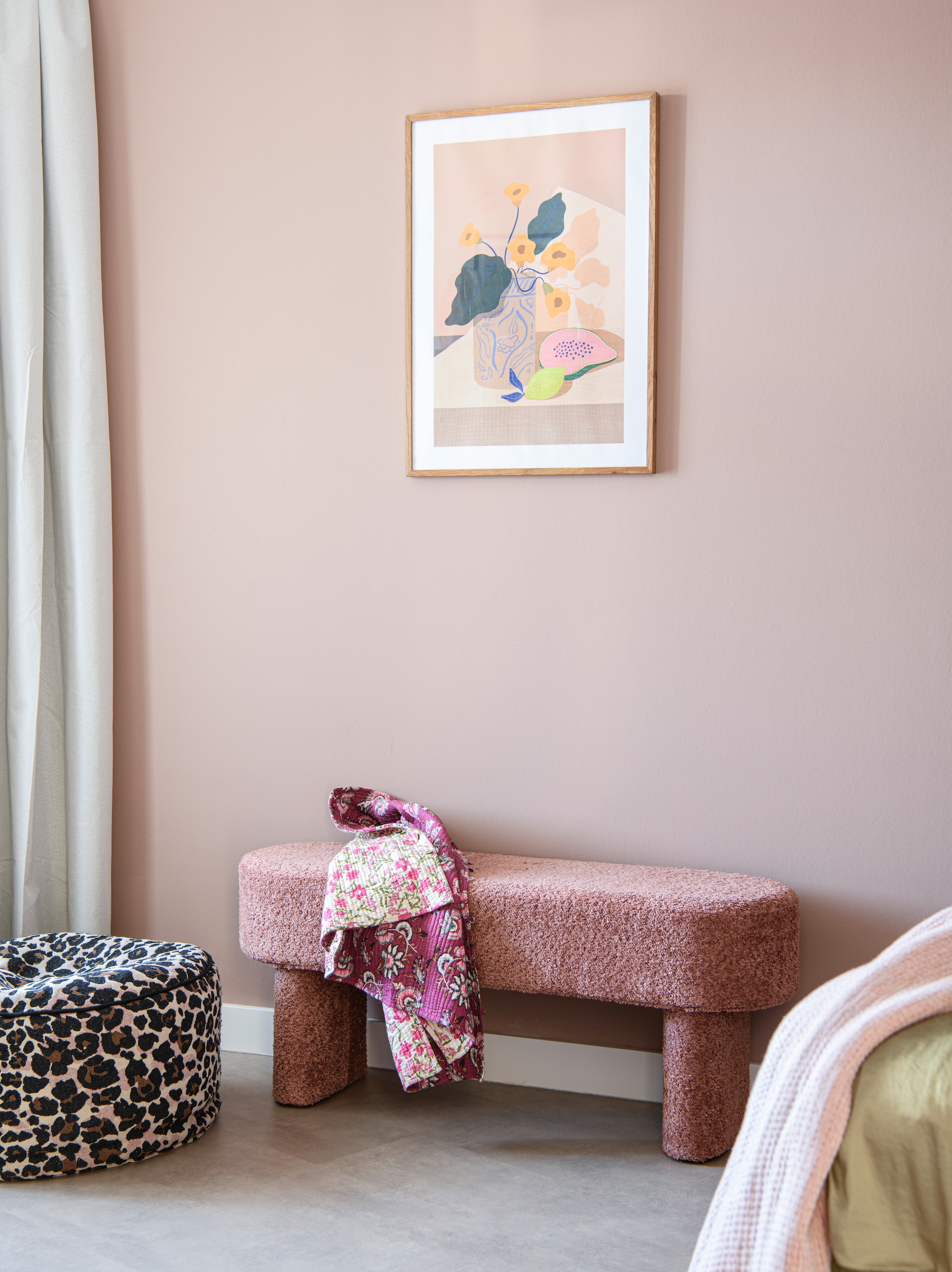 Muurverf zelf gemengd met restjes verf. Bankje Loods5. Poef Sissy-Boy. Poster Desenio. vtwonen 06-2026 | styling Maaike van Haaster | fotografie Louis Lemaire | Productie  Insidehomepage