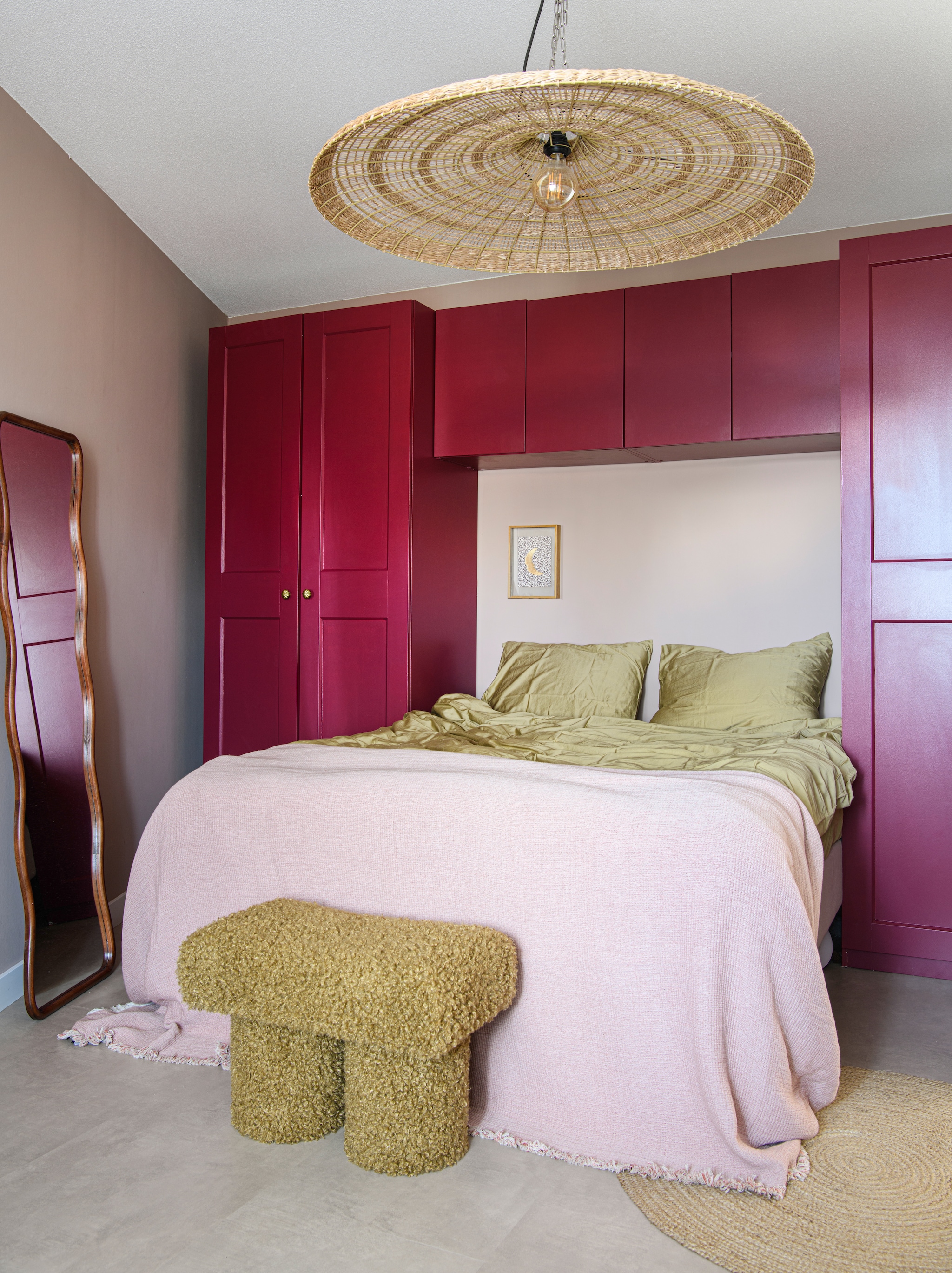 Vloer Karwei. Muurverf zelf gemengd met restjes verf. Verf kasten Energiek van Histor. Kasten en bed Ikea. Spiegel Marktplaats. Hanglamp, dekbedovertrek, sprei en bankje Loods5. Schilderij Salon Stijl. vtwonen 06-2026 | styling Maaike van Haaster | fotografie Louis Lemaire | productie Insidehomepage