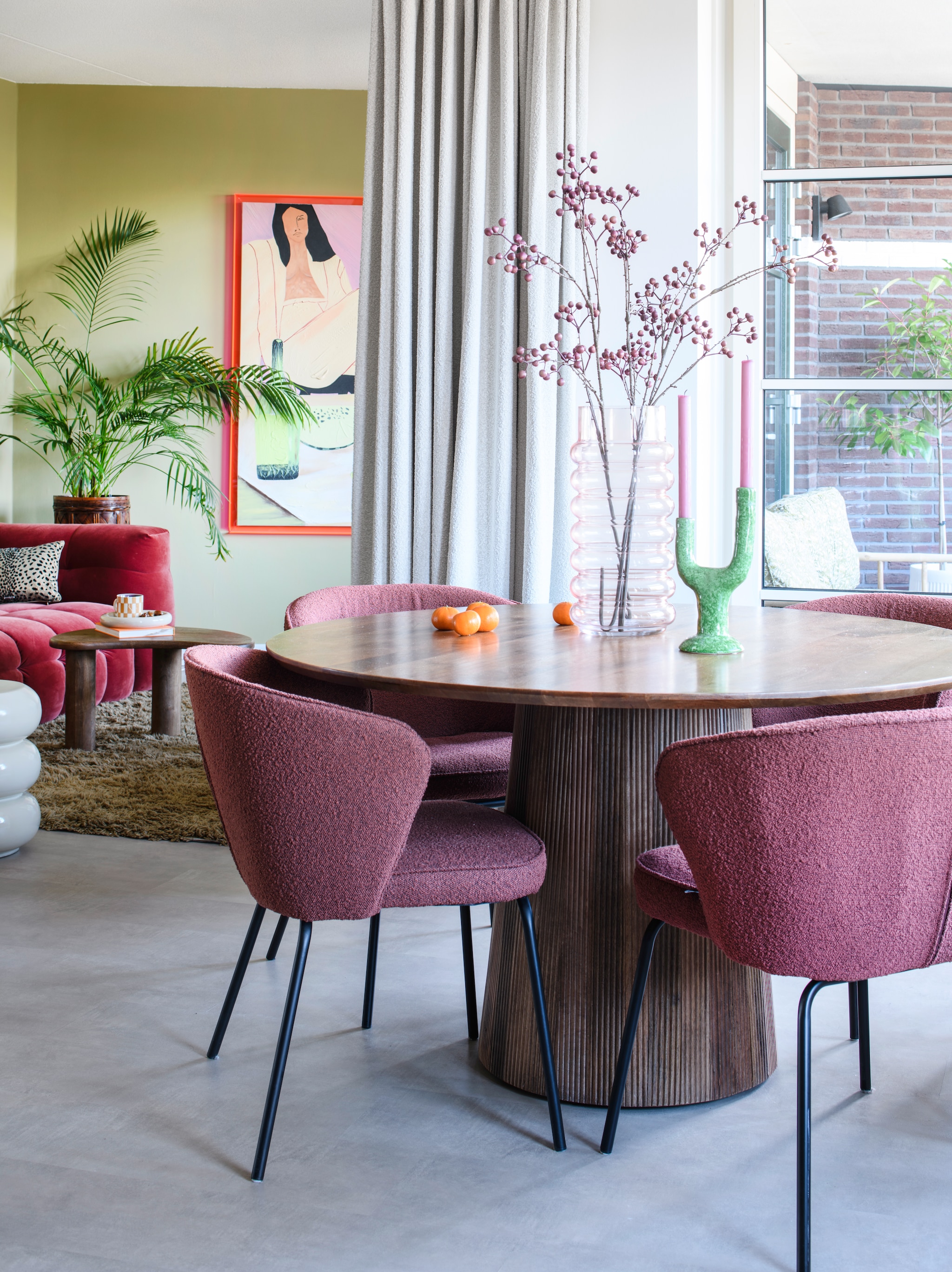 Muurverf Puur Helmgras van Flexa. Eetkamerstoelen BePureHome. Eettafel Old Inn. Vaas en kaarsen Loods5. Kandelaar HKliving. vtwonen 06-2026 | styling Maaike van Haaster | fotografie Louis Lemaire | productie Insidehomepage