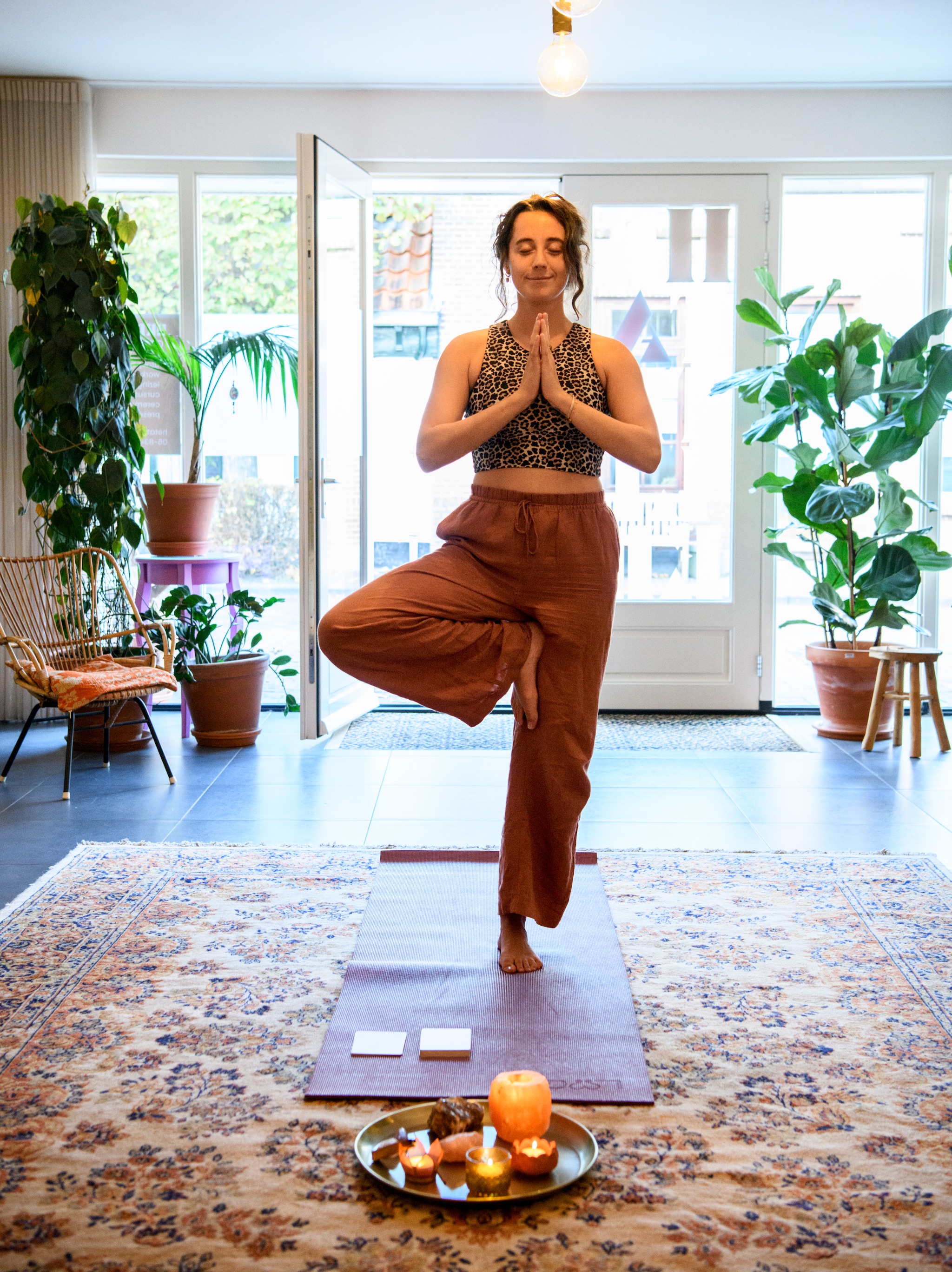 Yogastudio Het Atelier, een creatieve ruimte in Uitgeest, waar Lotte lesgeeft. Vloerkleed kringloop. Yogamat Superyoga. Serveerschaal, bloempotten en planten kringloop. Stoel en kruk Marktplaats. vtwonen 06-2026 | styling Maaike van Haaster | fotografie Louis Lemaire | Productie  Insidehomepage