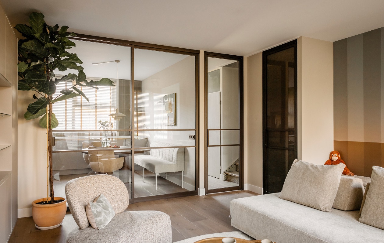 De hal- en kastdeur zijn in dezelfde bronzen stijl doorgevoerd als de roomdivider van GewoonGers, voor een rustig en samenhangend geheel.