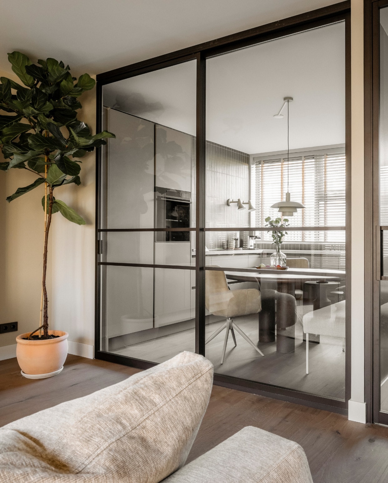 Open voor verbinding, dicht voor rust. De glazen roomdivider van GewoonGers houdt het huis licht en ruimtelijk. Open voor verbinding, dicht voor rust. De glazen roomdivider van GewoonGers houdt het huis licht en ruimtelijk.