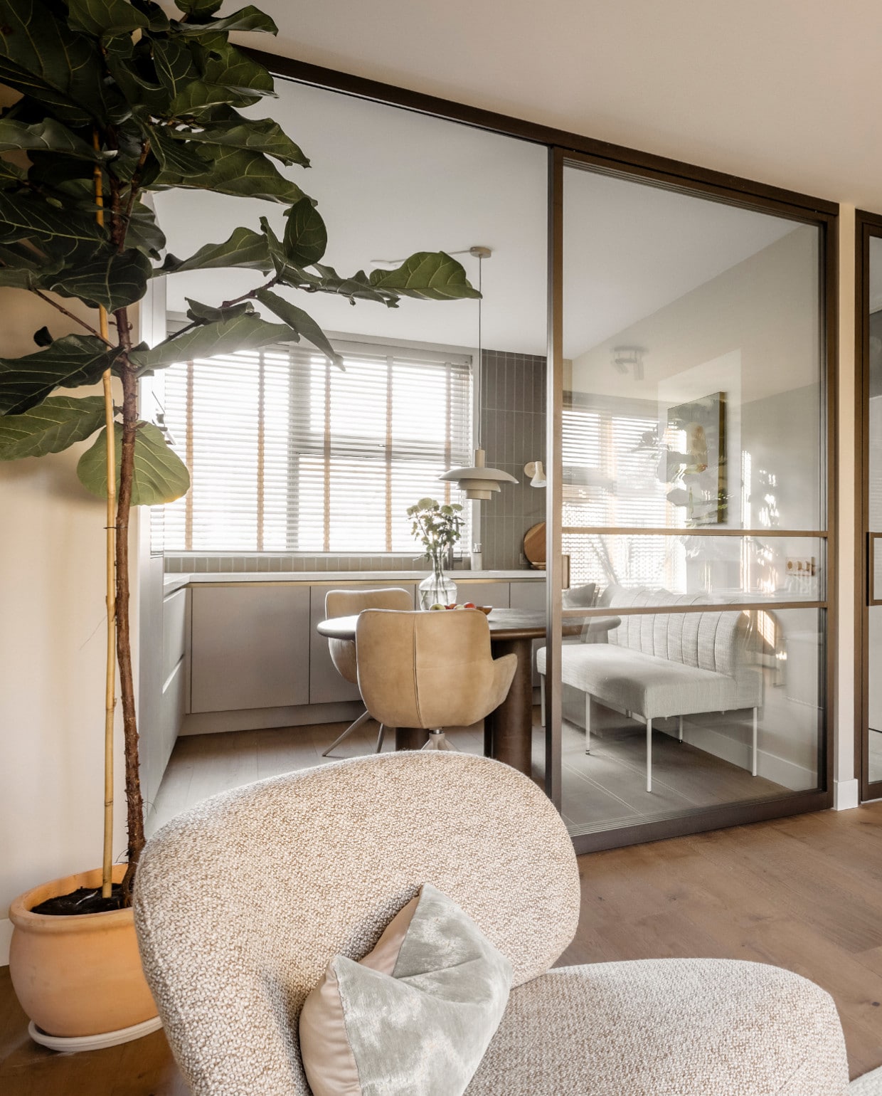 Open voor verbinding, dicht voor rust. De glazen roomdivider van GewoonGers houdt het huis licht en ruimtelijk. Open voor verbinding, dicht voor rust. De glazen roomdivider van GewoonGers houdt het huis licht en ruimtelijk.