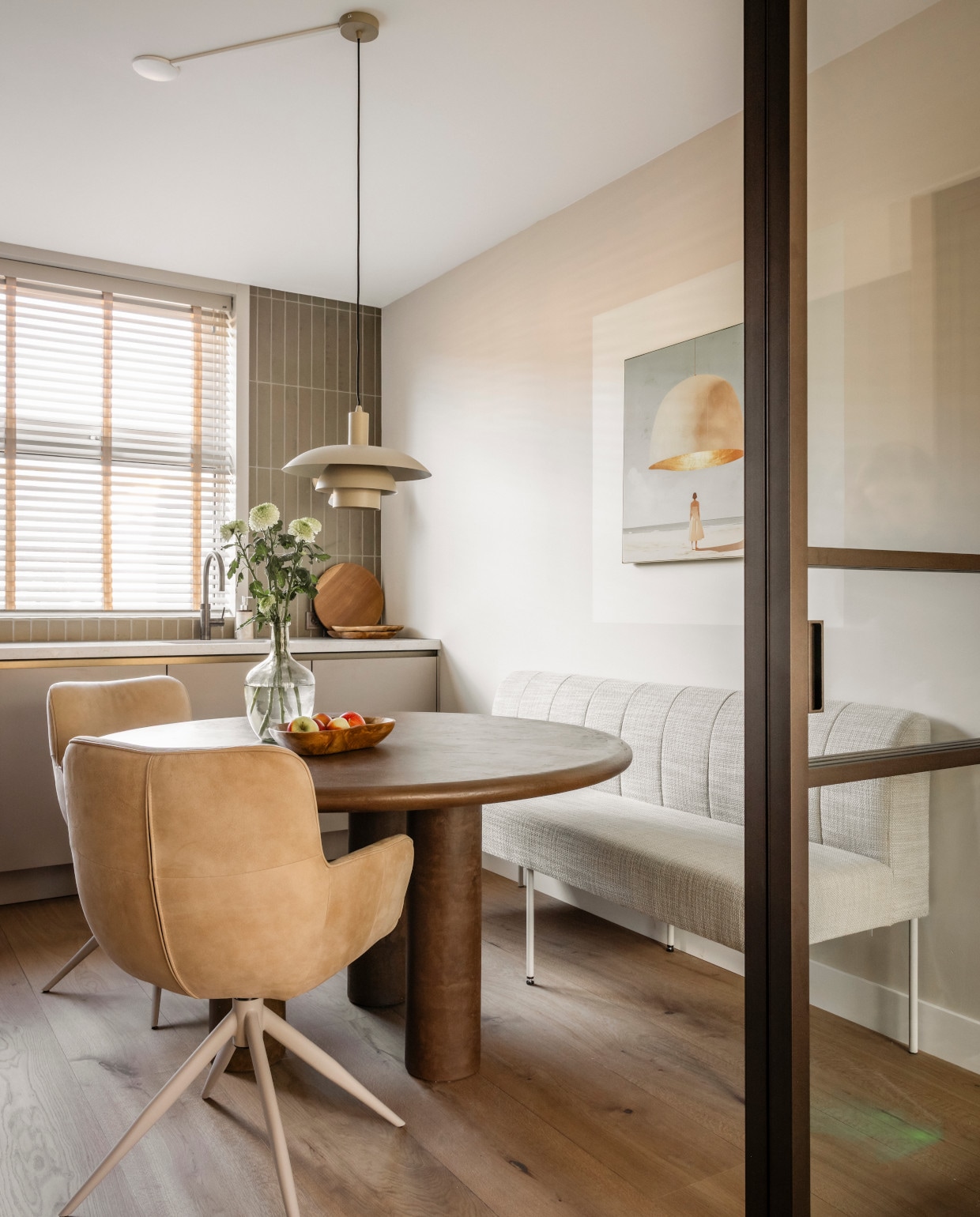 De donkerbronzen afwerking laat de roomdivider van GewoonGers naadloos opgaan in het interieur.