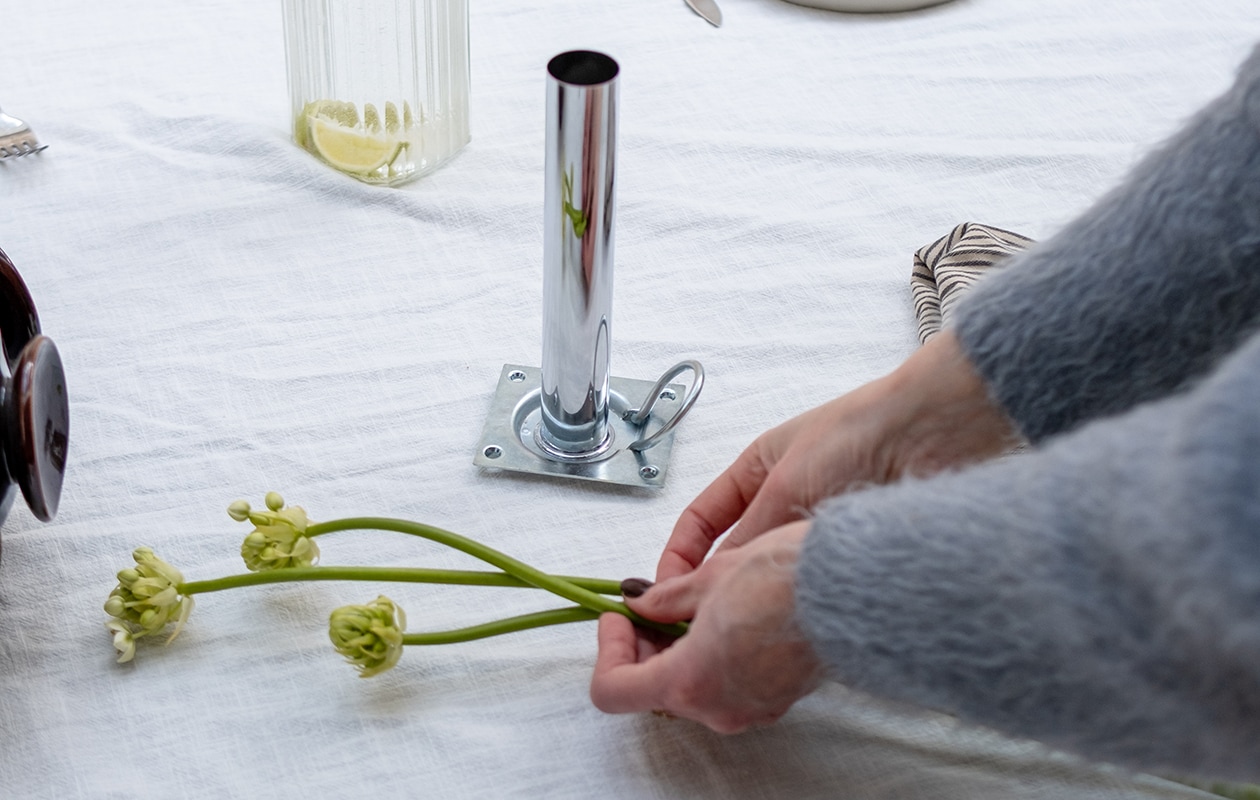 Tafelkleed en ontbijtborden Dille & Kamille. Schaal H&M Home. Theedoek Mijn Stijl. Karaf en messen tweedehands. vtwonen 03-2026 | tekst & fotografie Valerie Paas