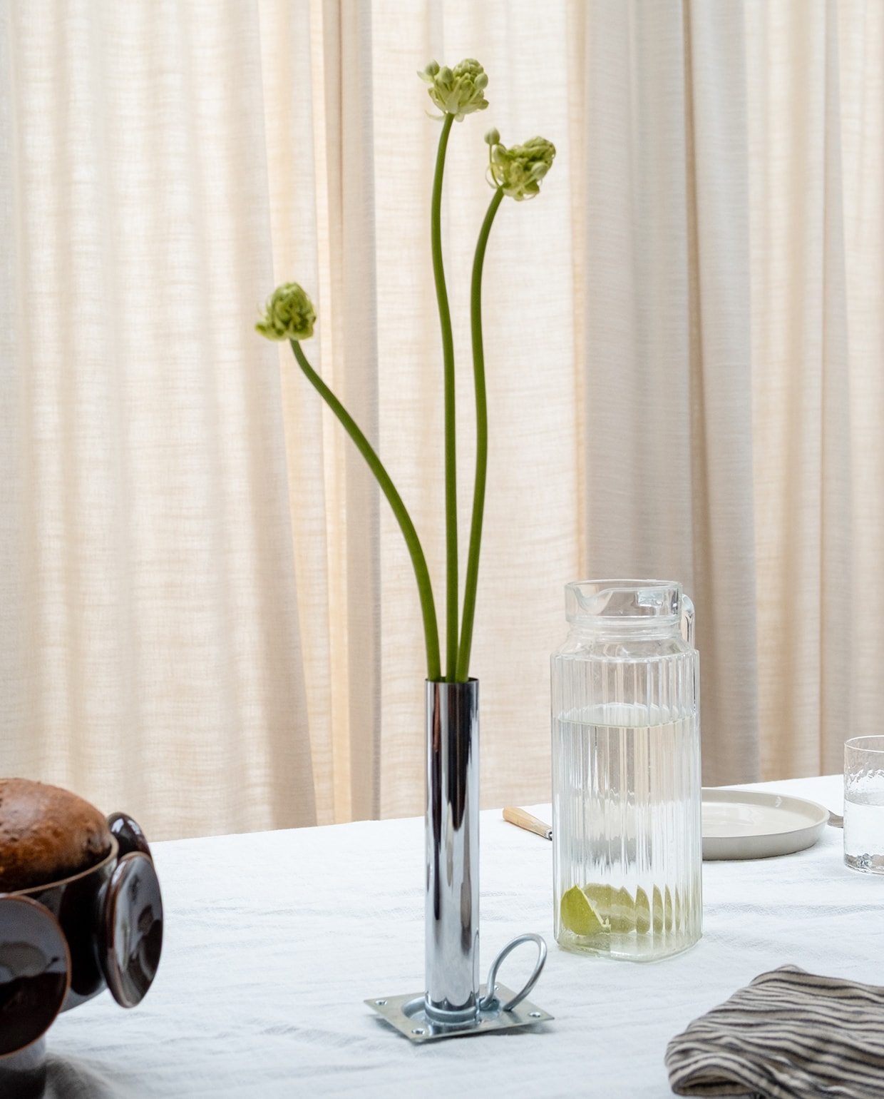 Tafelkleed en ontbijtborden Dille & Kamille. Schaal H&M Home. Theedoek Mijn Stijl. Karaf en messen tweedehands. vtwonen 03-2026 | tekst & fotografie Valerie Paas