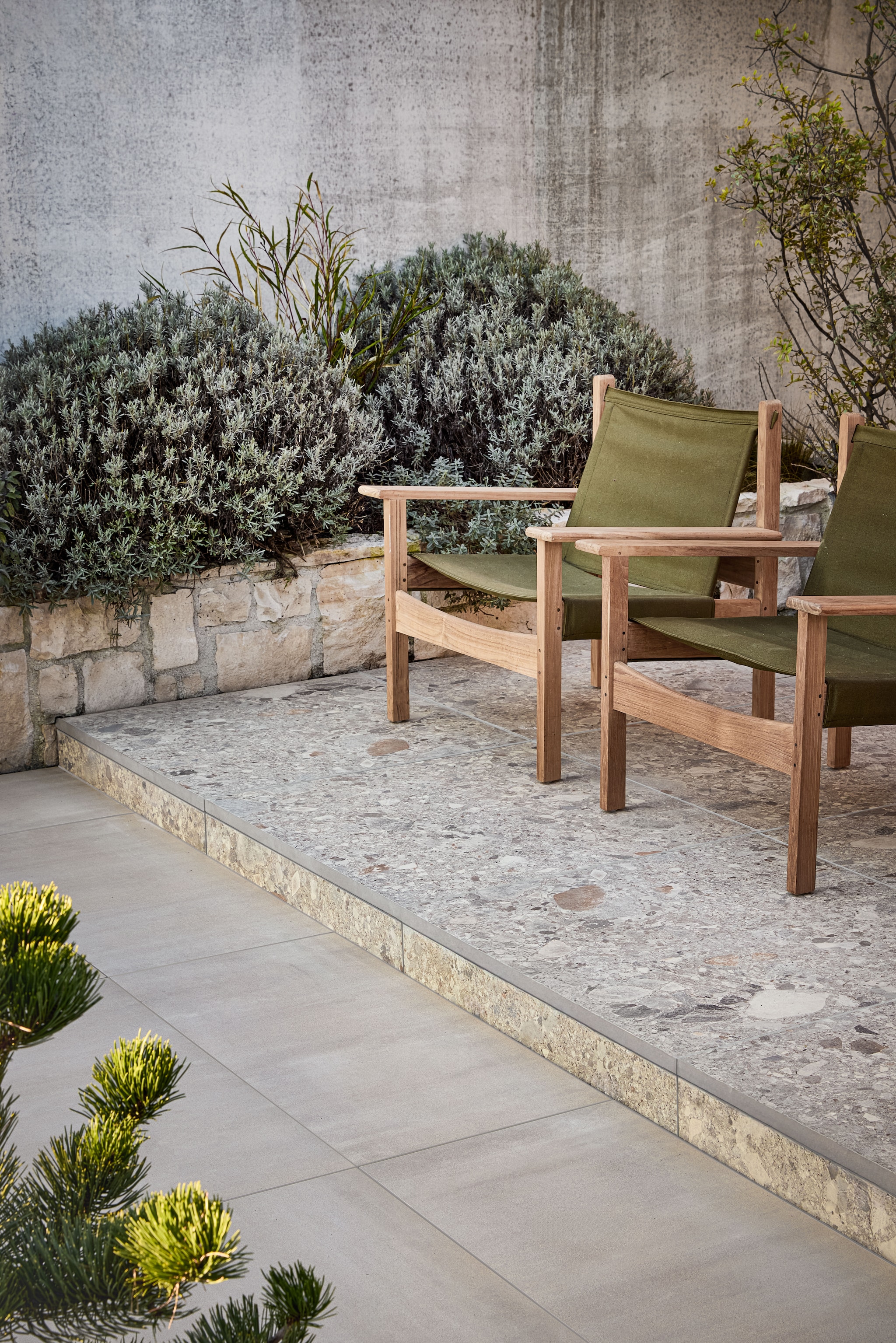 vtwonen tuintegel Composite Mix, keramiek, beige, 80x80 cm (lxb), per m² € 76,-. vtwonen tuintegel Form, keramiek, beige, 90x90 cm (lxb), per m² € 84,50.M.m.v. hkliving.com (stoel Explorer). vtwonen 04-2026 | styling Kim van Rossenberg | fotografie Peggy Janssen