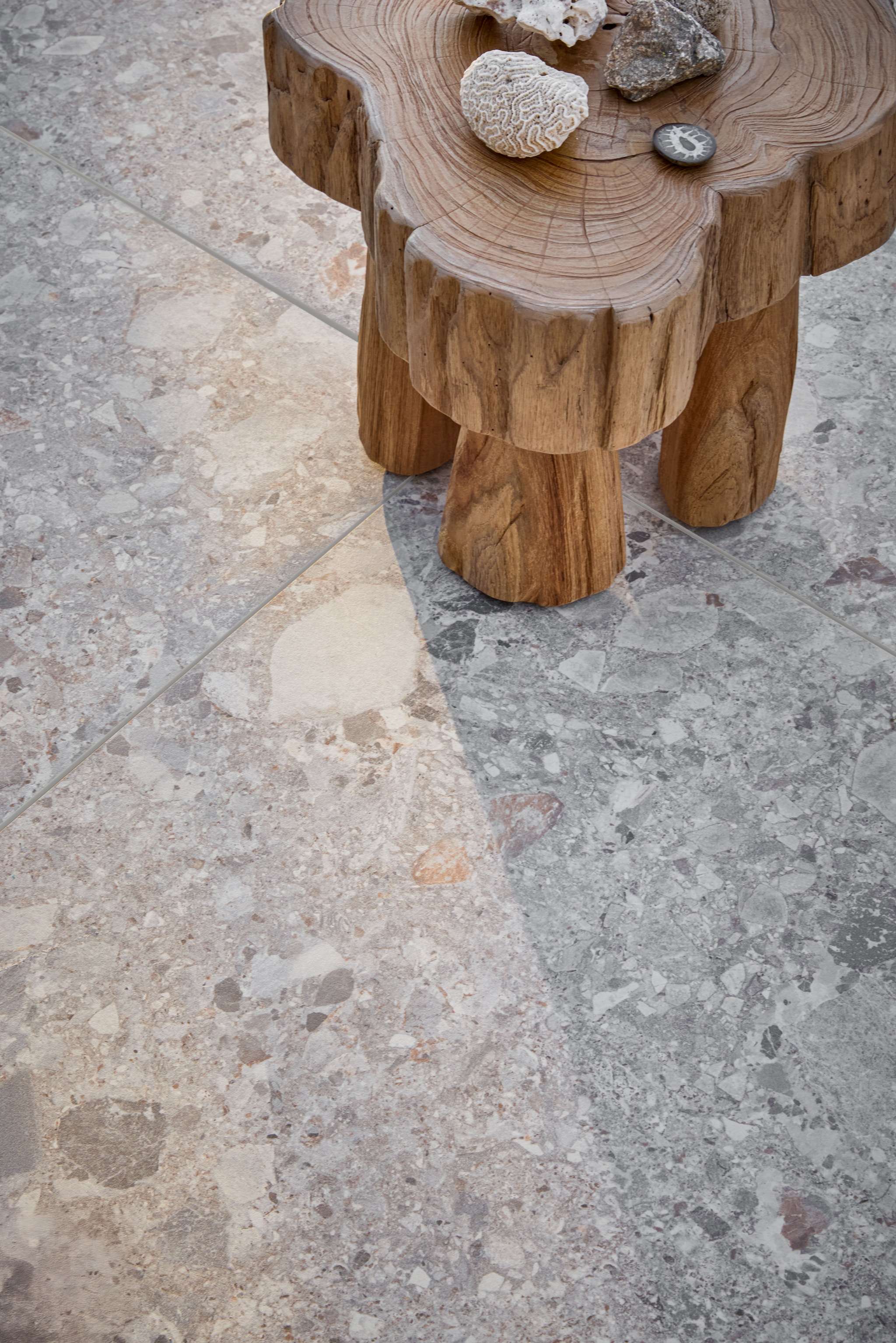 vtwonen tuintegel Composite Mix, keramiek, beige, 80x80 cm (lxb), per per m² € 76,-.Overig privébezit. vtwonen 04-2026 | styling Kim van Rossenberg | fotografie Peggy Janssen