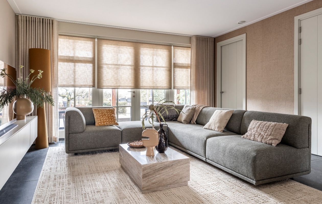 vtwonen Weer verliefd op je huis aflevering 4 seizoen 24 2026, zithoek vtwonen Weer verliefd op je huis aflevering 4 seizoen 24 | styling Fietje Bruijn | fotografie Margriet Hoekstra