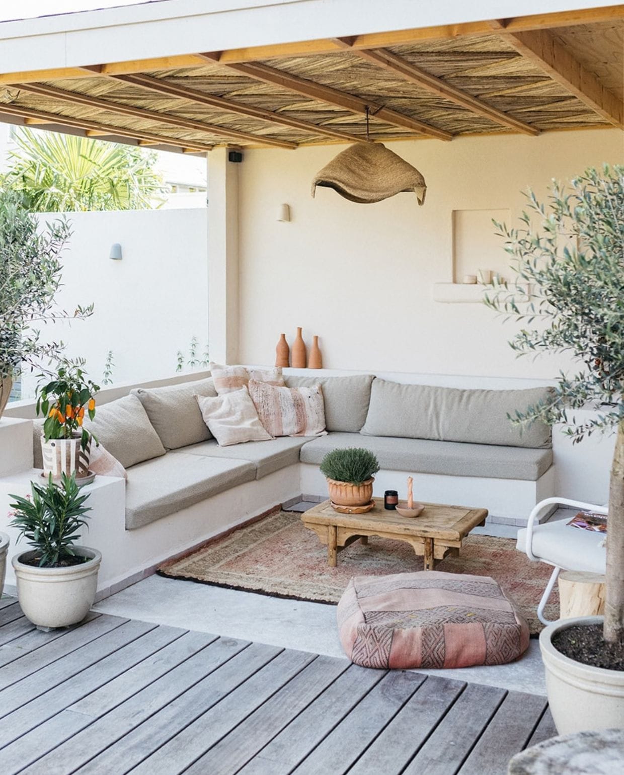 Binnenkijker Suzanne de Jong. De typisch Marokkaanse nisjes in gestucte muren zijn ideaal om een paar mooie stylingitems neer te zetten. Stuc ook de bank meevoor een rustig geheel. vtwonen special tuin 01-2026 | fotografie Jeannine Rijsdijk