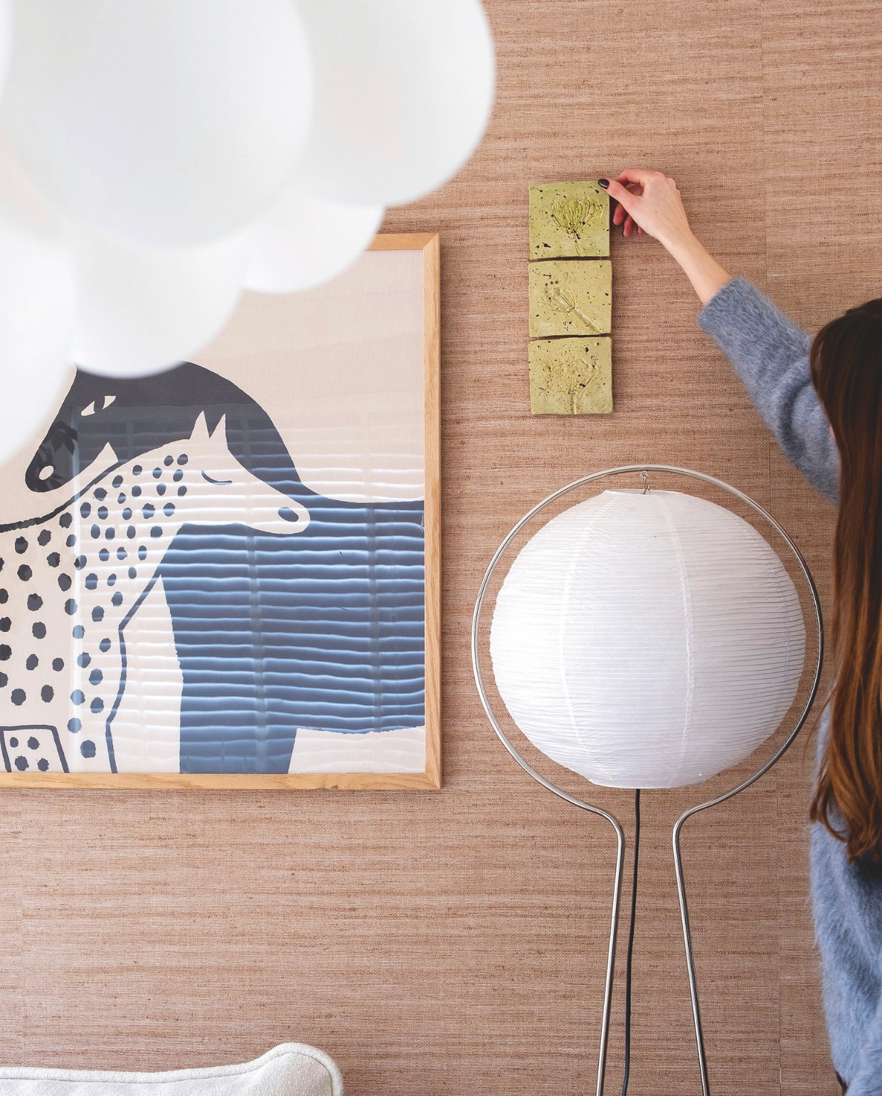 Poster van Pstr Studio via shop.vtwonen.nl. Lamp Ikea. Behang Arte.