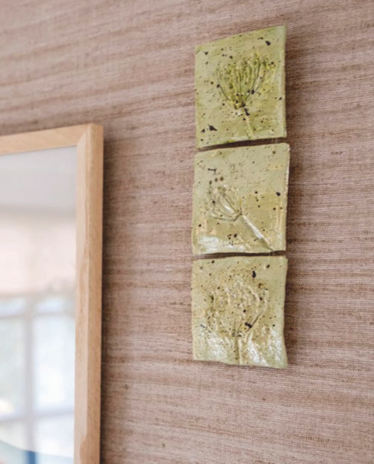 Poster van Pstr Studio via shop.vtwonen.nl. Lamp Ikea. Behang Arte. vtwonen 03-2026 | tekst Valerie Paas | fotografie Valerie Paas