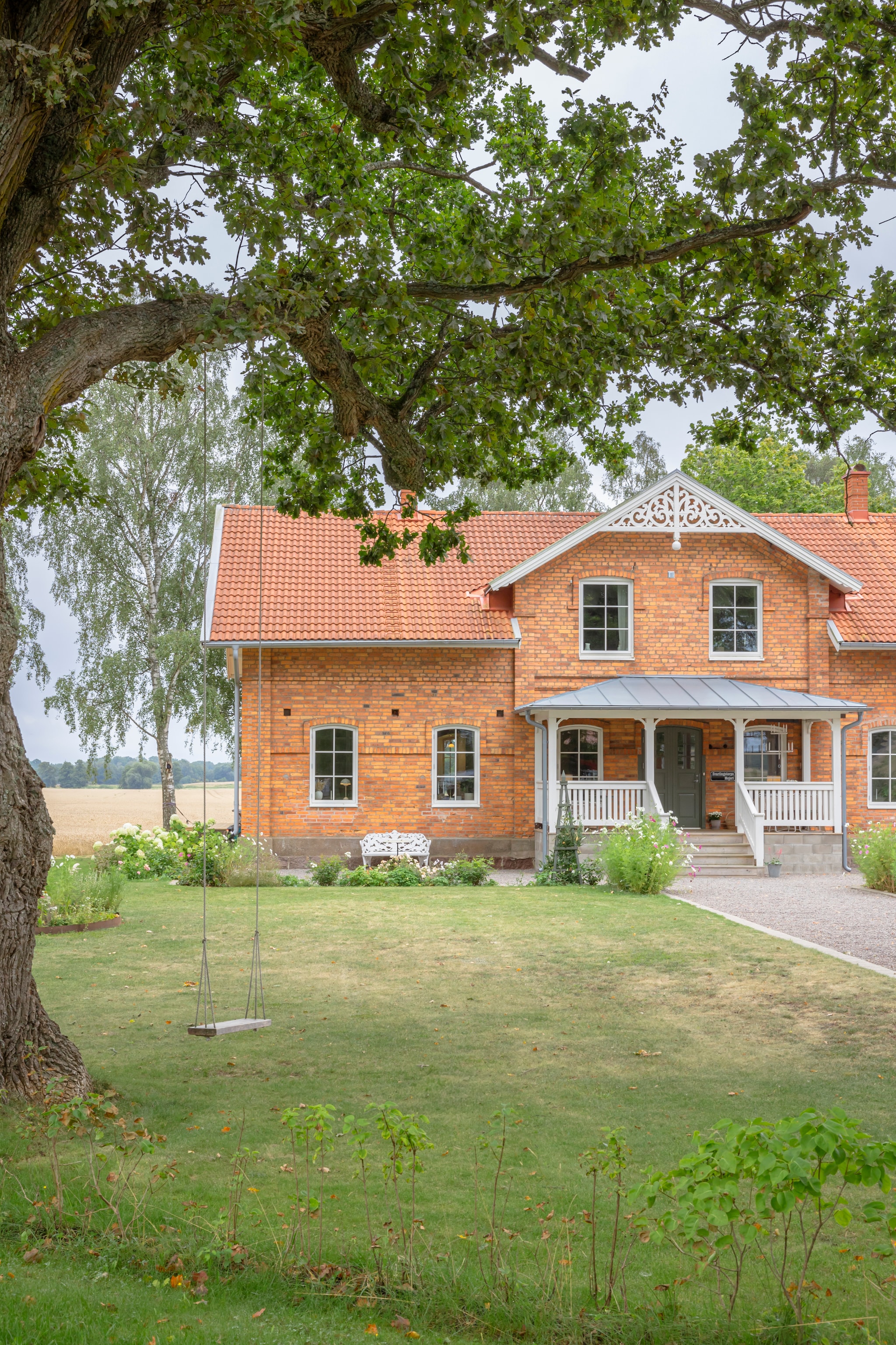 De opgeknapte boerderij uit 1880 met de aangebouwde veranda.