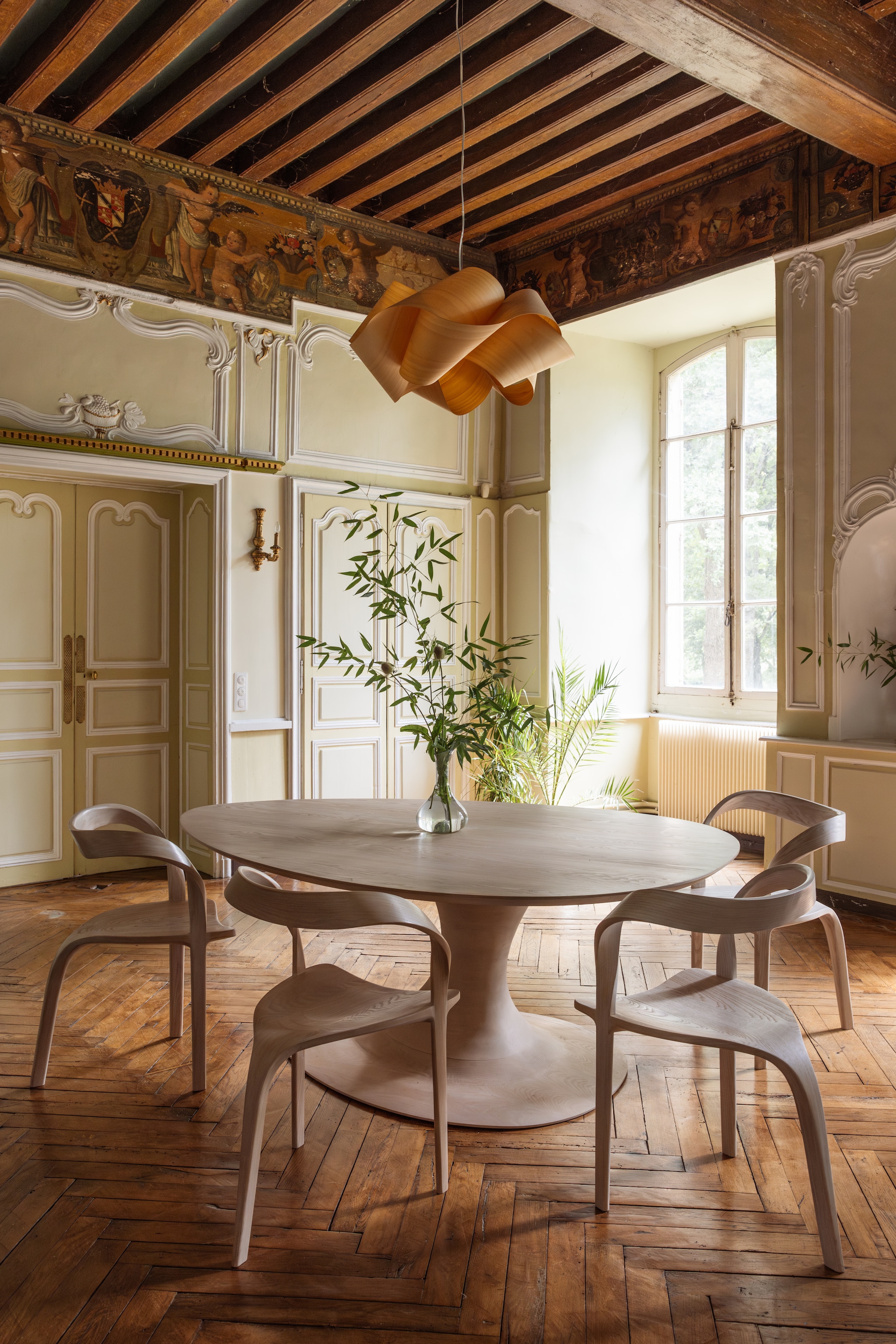Lamp Lzf lamps. Vaas brocante. Tafel en stoelen Tim van Caubergh. vtwonen Landelijk 06-2026 | styling Ilona Jongepier | fotografie Dana van Leeuwen