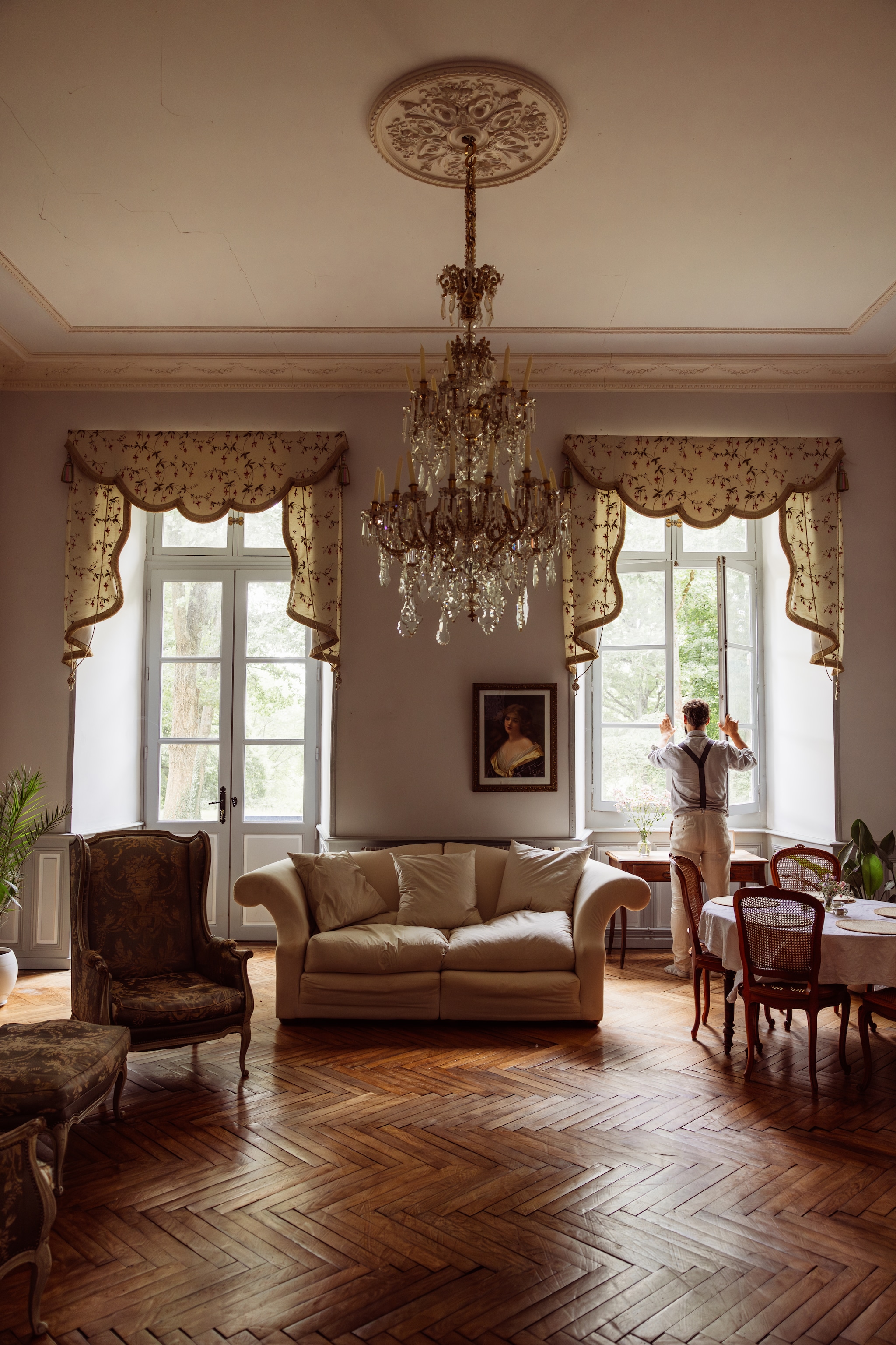 Alle antieke meubels zijn achtergelaten door de vorige bewoners. vtwonen Landelijk 06-2026 | styling Ilona Jongepier | fotografie Dana van Leeuwen