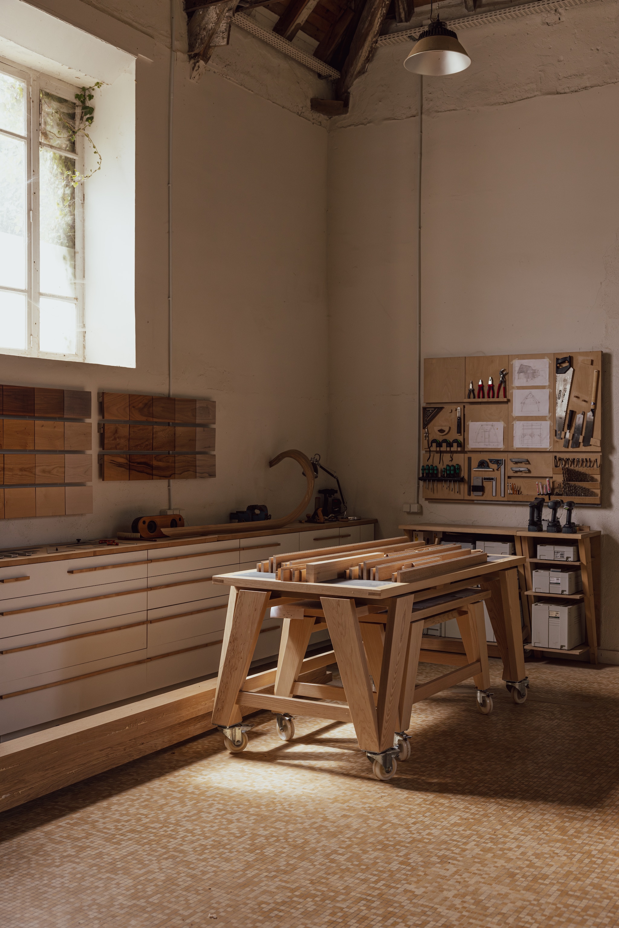 Alle werktafels en kasten Tim van Caubergh. vtwonen Landelijk 06-2026 | styling Ilona Jongepier | fotografie Dana van Leeuwen