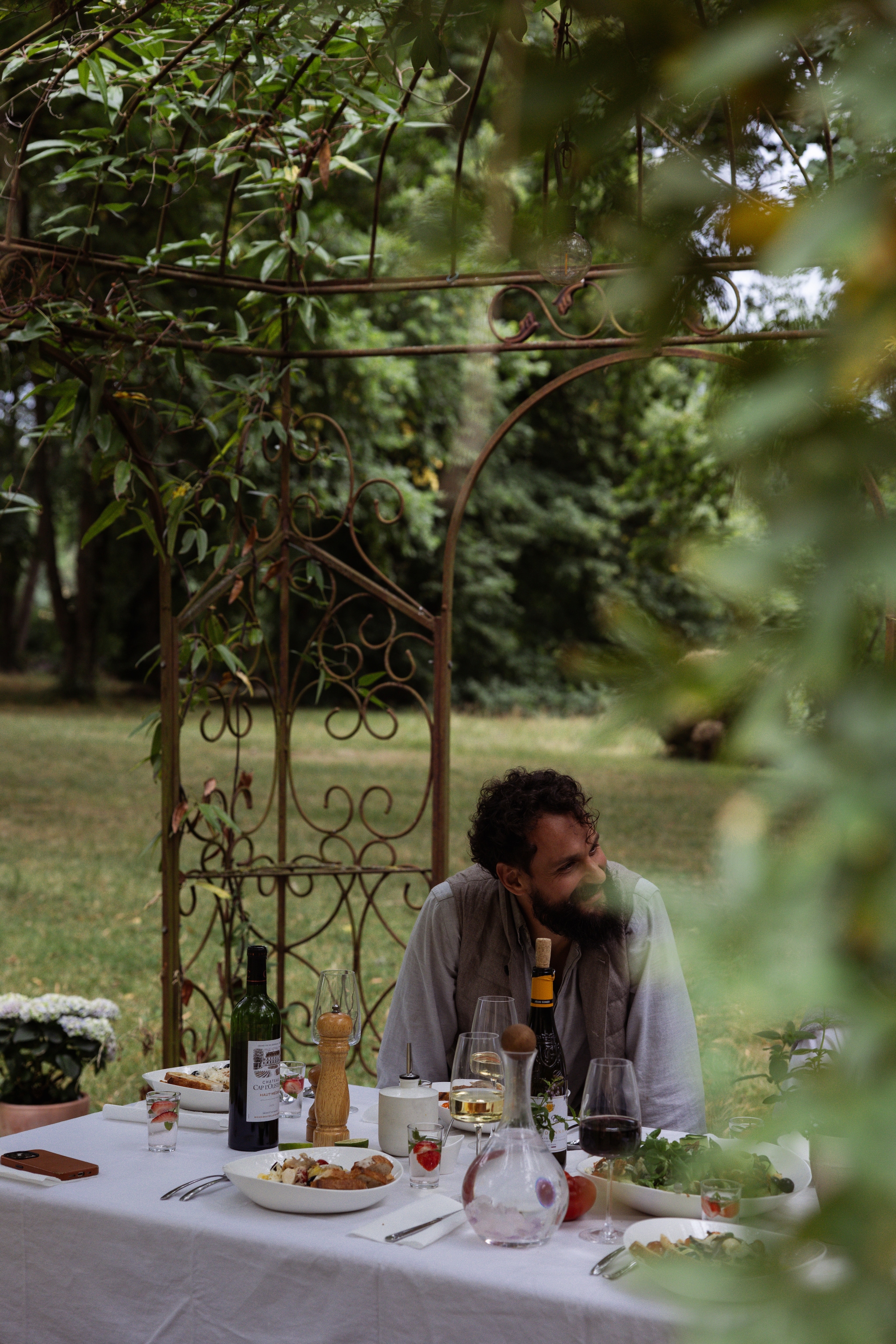 Servies Ikea. Glazen, bestek, tafelkleed brocante. vtwonen Landelijk 06-2026 | styling Ilona Jongepier | fotografie Dana van Leeuwen