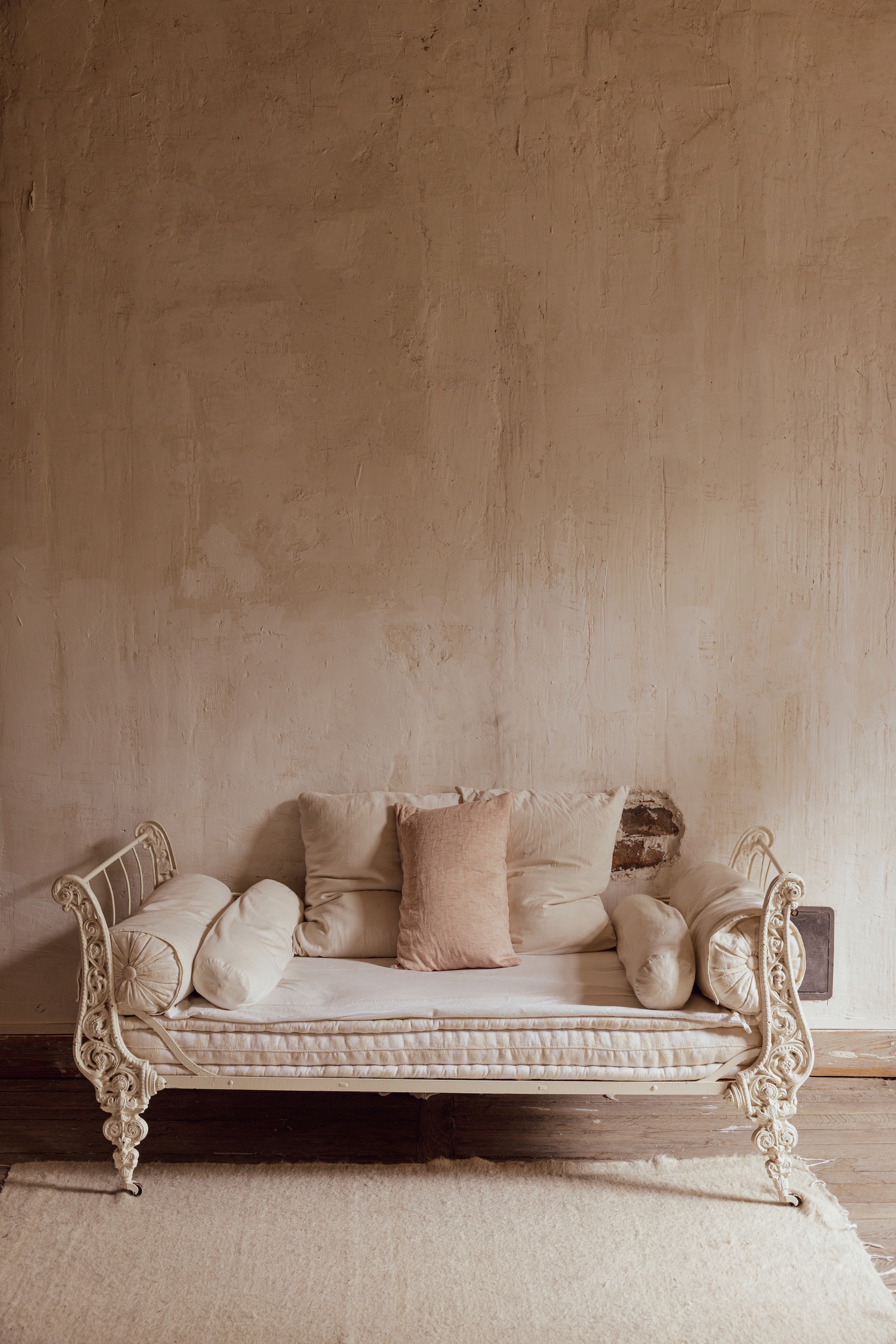 Metalen bed van vorige bewoners. Kussens Himla. vtwonen Landelijk 06-2026 | styling Ilona Jongepier | fotografie Dana van Leeuwen