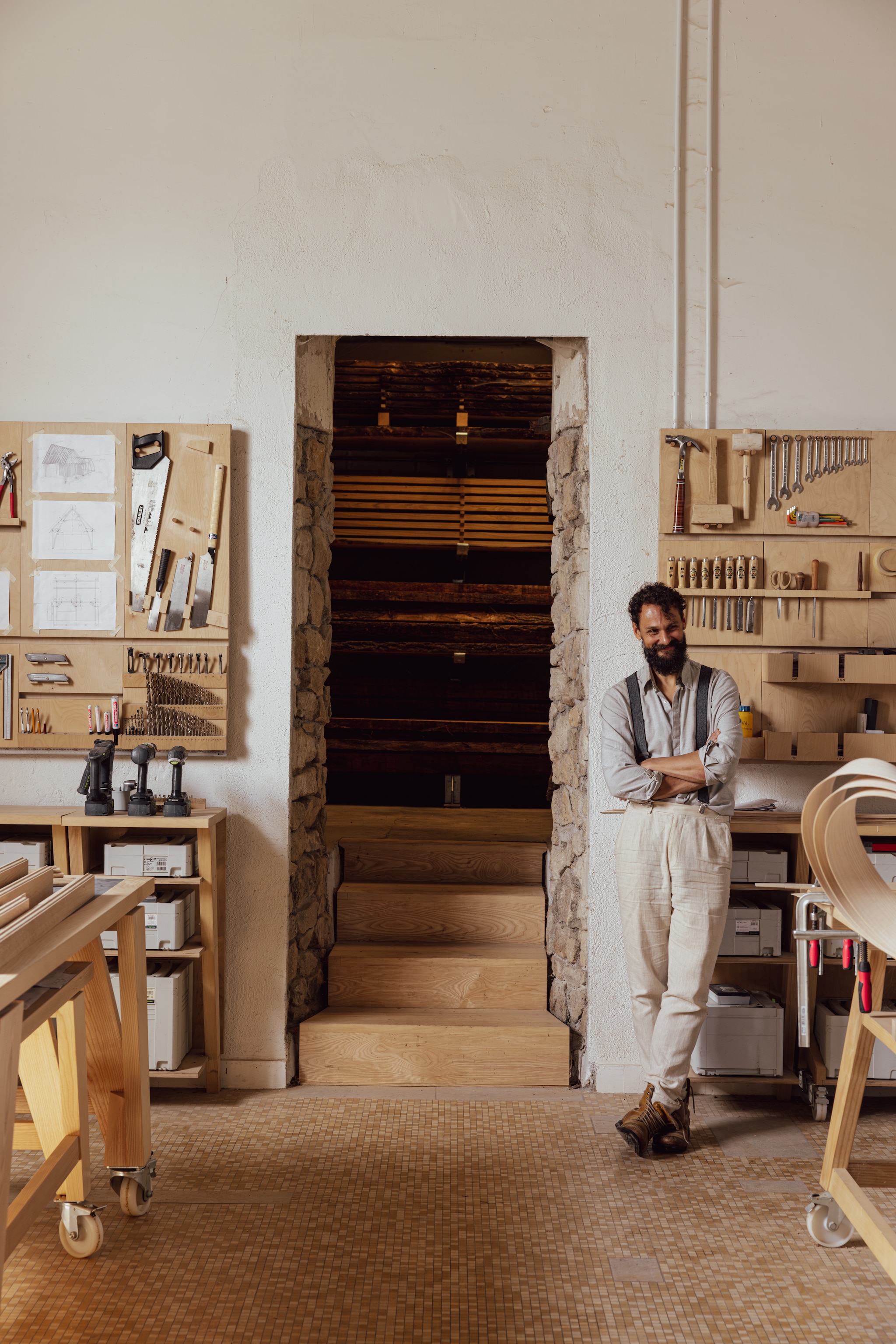 Alle werktafels en kasten Tim van Caubergh. vtwonen Landelijk 06-2026 | styling Ilona Jongepier | fotografie Dana van Leeuwen