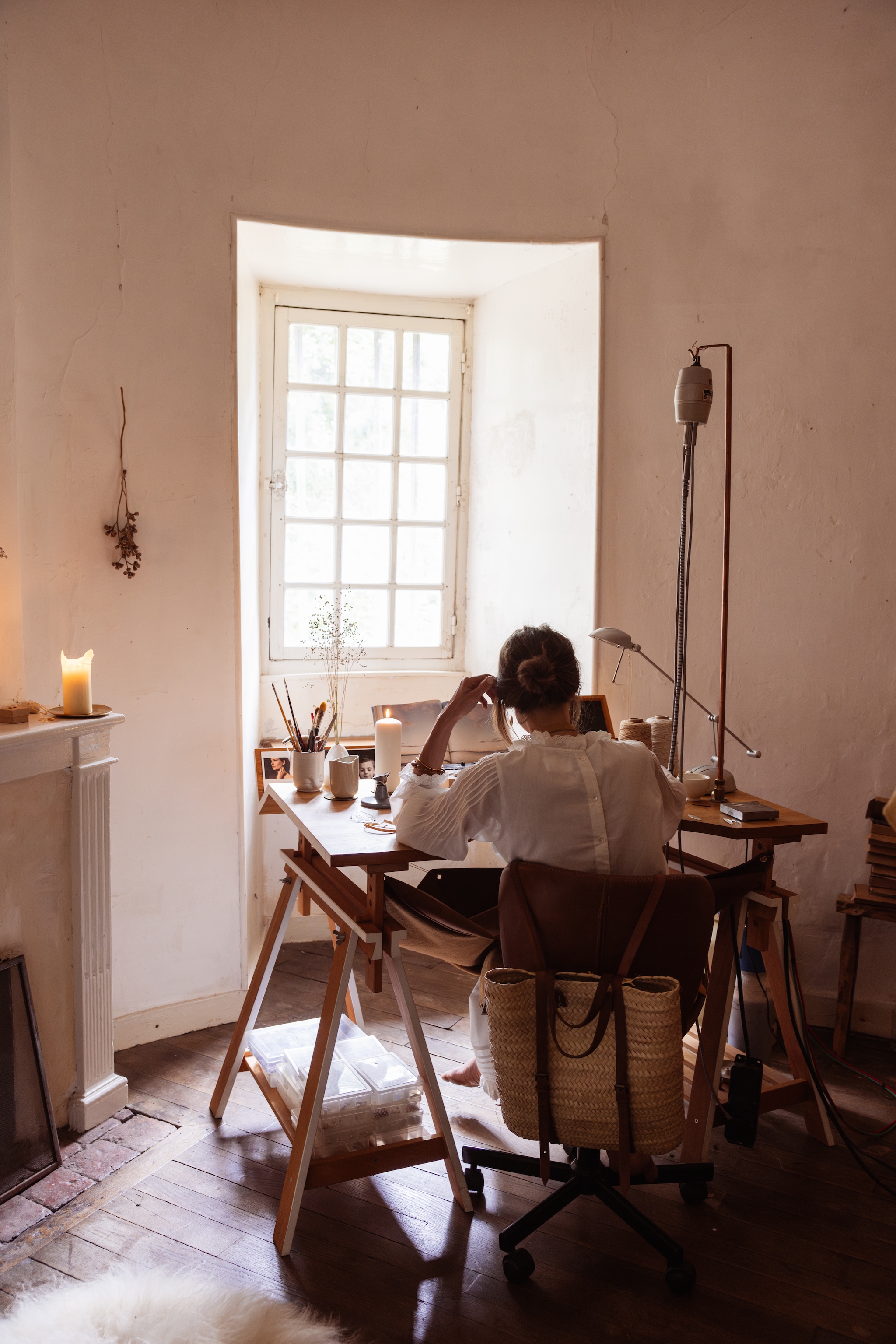Tafel Ikea, door Tim aangepast. Stoel erfstuk. Rugzak Dille & Kamille. vtwonen Landelijk 06-2026 | styling Ilona Jongepier | fotografie Dana van Leeuwen