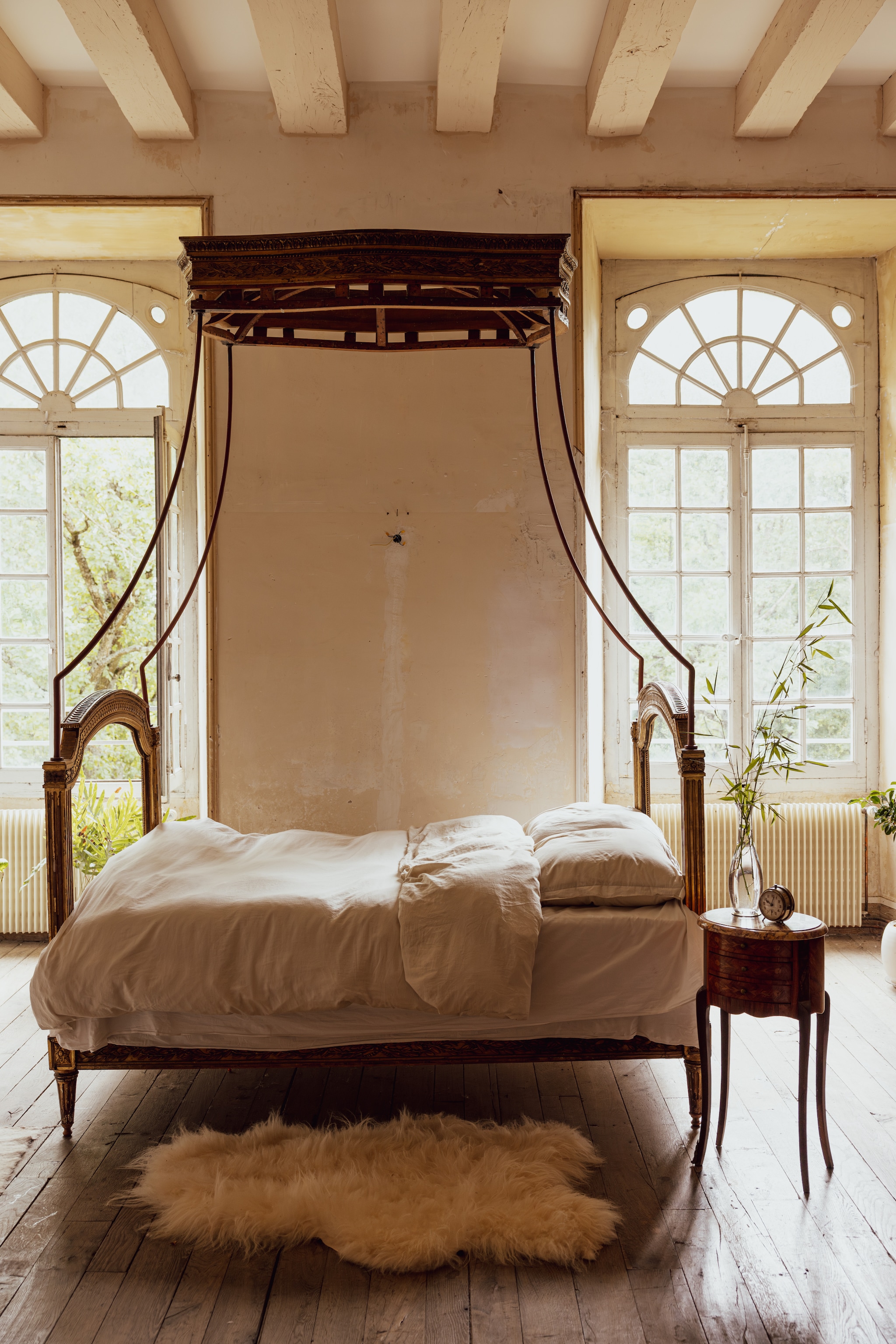 Satijnen beddengoed De Bijenkorf. Vacht Vachtenverkoper. Nachtkastje Troc 03. Hemelbed van vorige bewoners. vtwonen Landelijk 06-2026 | styling Ilona Jongepier | fotografie Dana van Leeuwen
