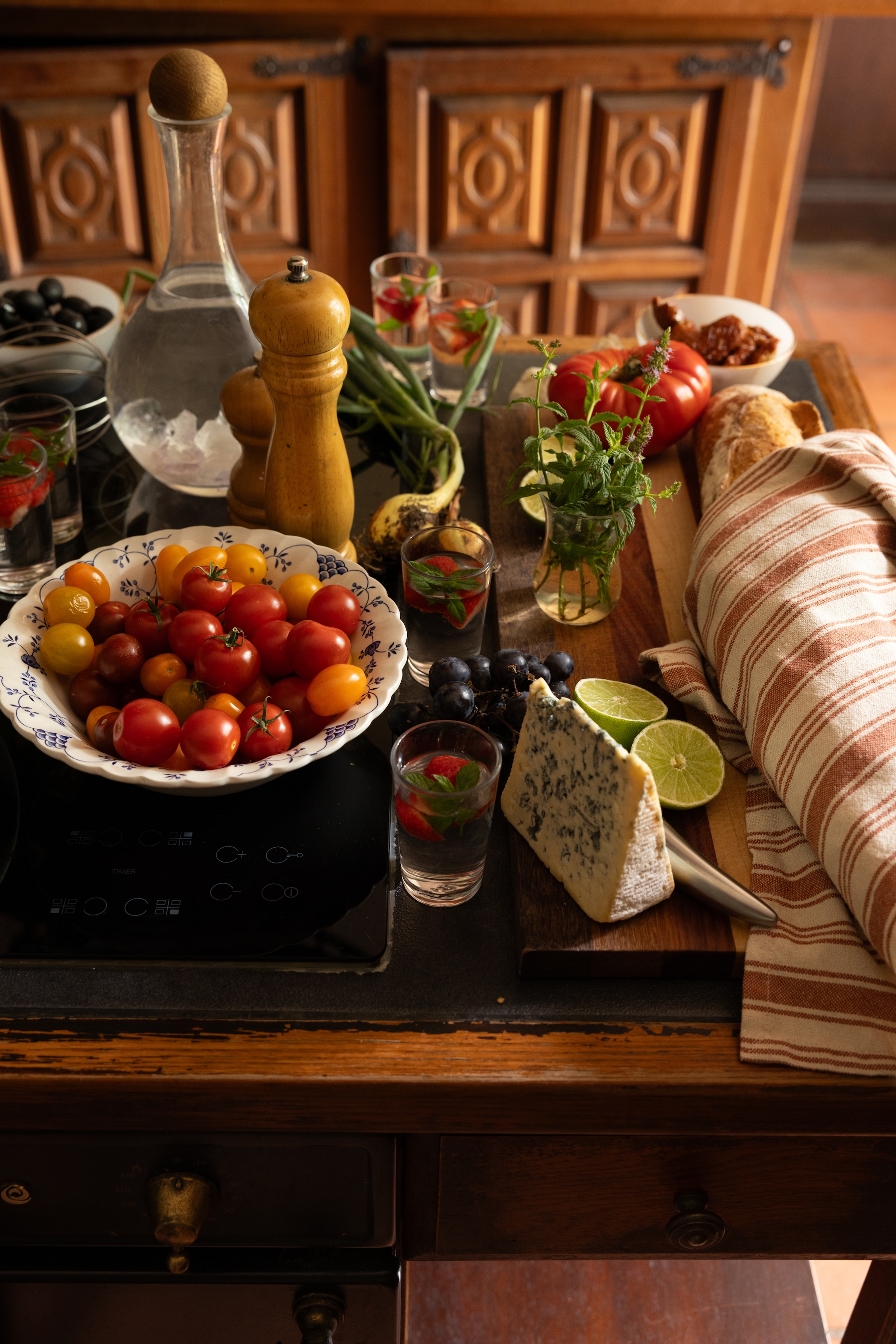 Karaf, kom en glaasjes brocante. Pepermolen Dille & Kamille. Linnen kleed Tissus des Ursules. vtwonen Landelijk 06-2026 | styling Ilona Jongepier | fotografie Dana van Leeuwen