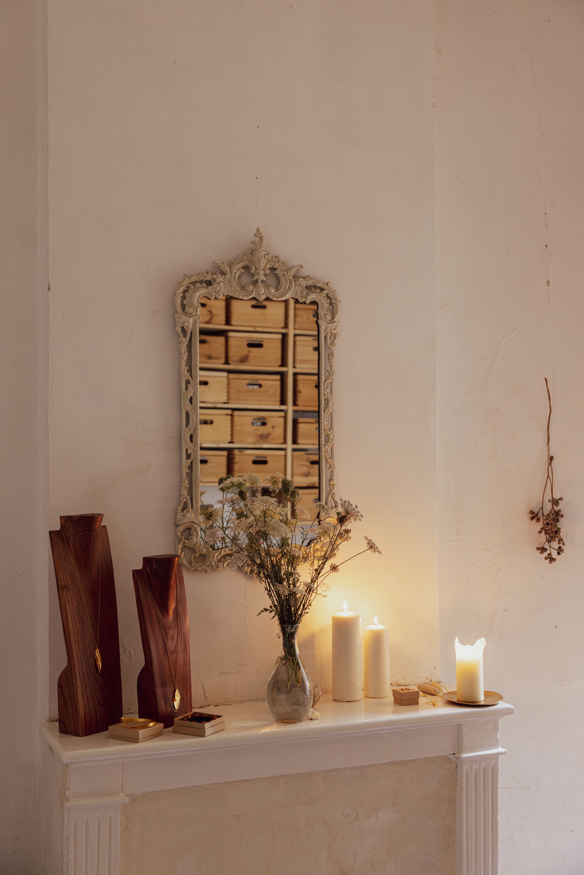 Spiegel Leboncoin. Vaas erfstuk uit Julia’s familie. vtwonen Landelijk 06-2026 | styling Ilona Jongepier | fotografie Dana van Leeuwen