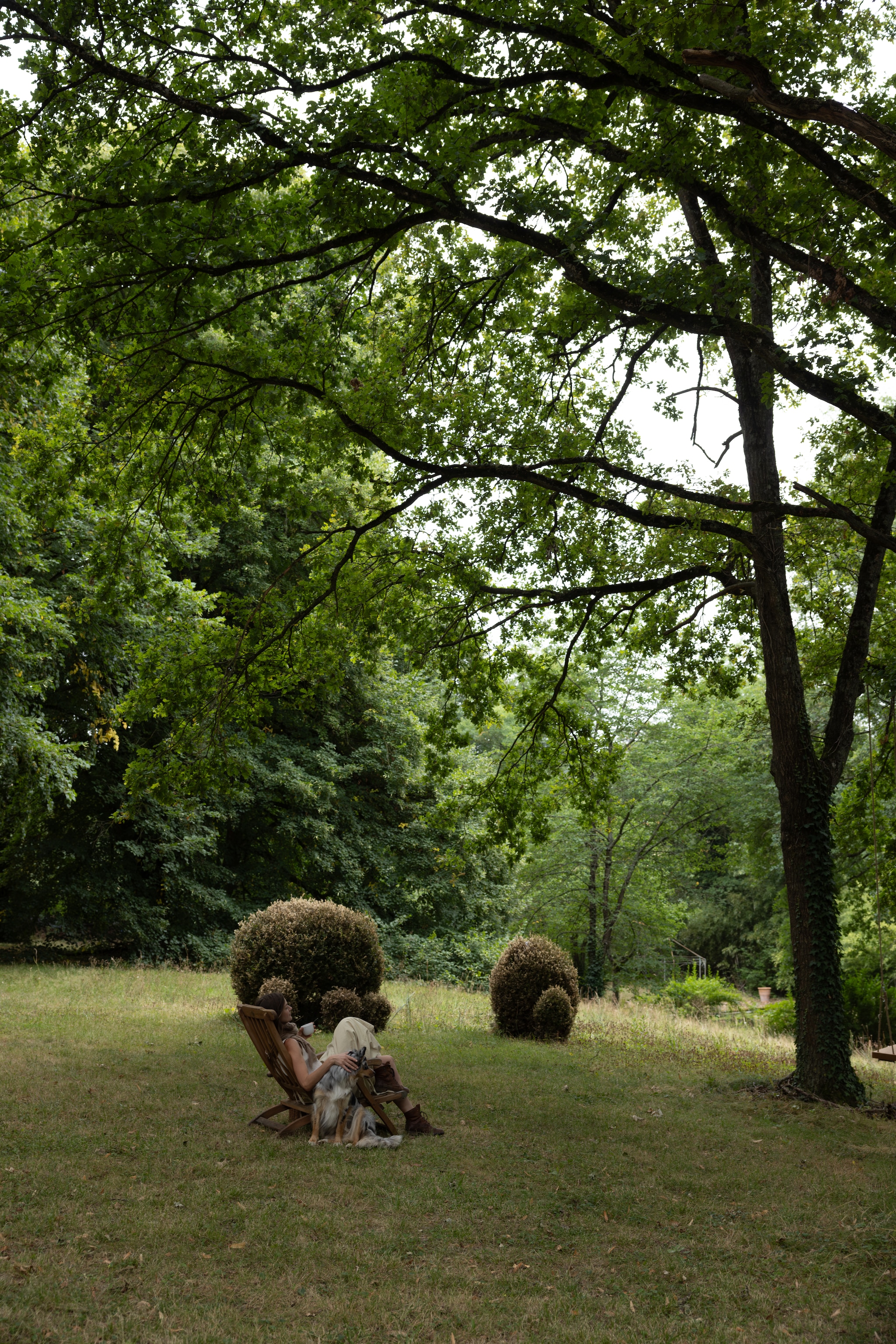 Houten dekchair brocante. vtwonen Landelijk 06-2026 | styling Ilona Jongepier | fotografie Dana van Leeuwen