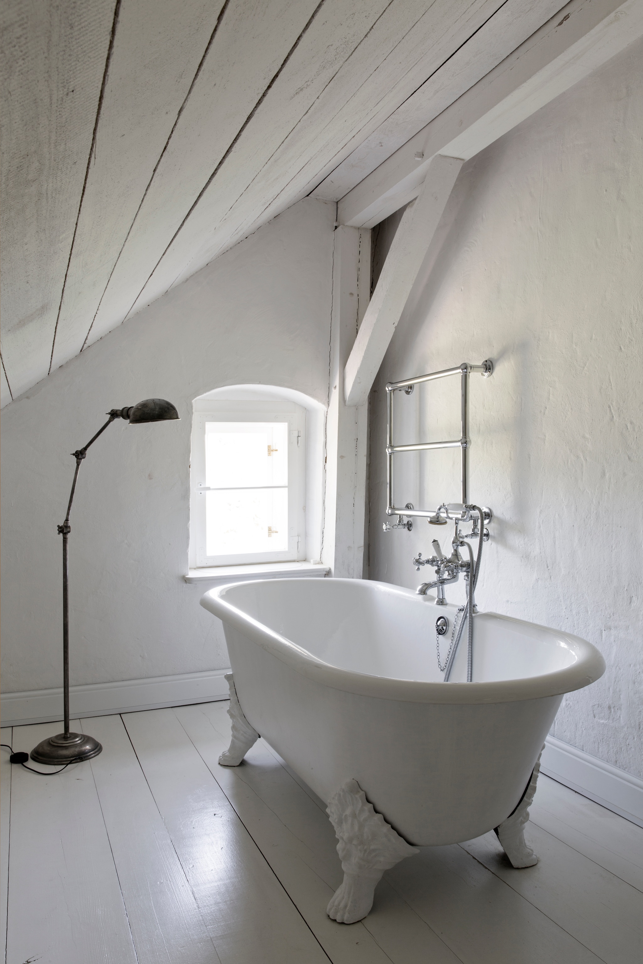 Ligbad, staande kraan en handdoekradiator Imperial Bathrooms. Lamp Loberon. Vloerverf Disbon 404 van Caparol, gemengd in de oorspronkelijke kleur van de vloer. vtwonen Landelijk 06-2026 | Styling Miriam Hannemann | Fotografie André Reuter