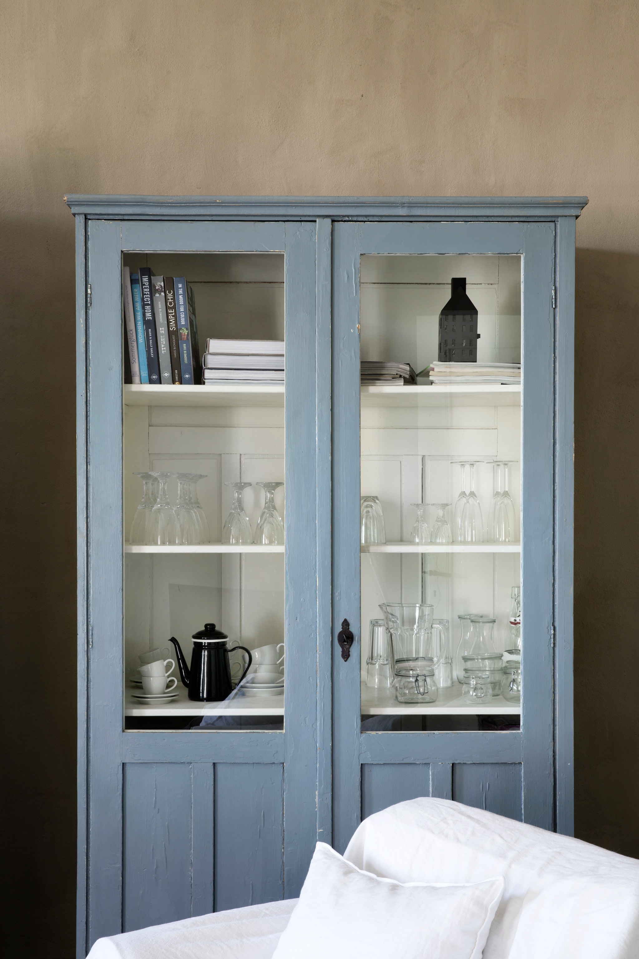 Servieskast Old Basics. De inhoud is door de jaren heen verzameld door de bewoners. vtwonen Landelijk 06-2026 | Styling Miriam Hannemann | Fotografie André Reuter