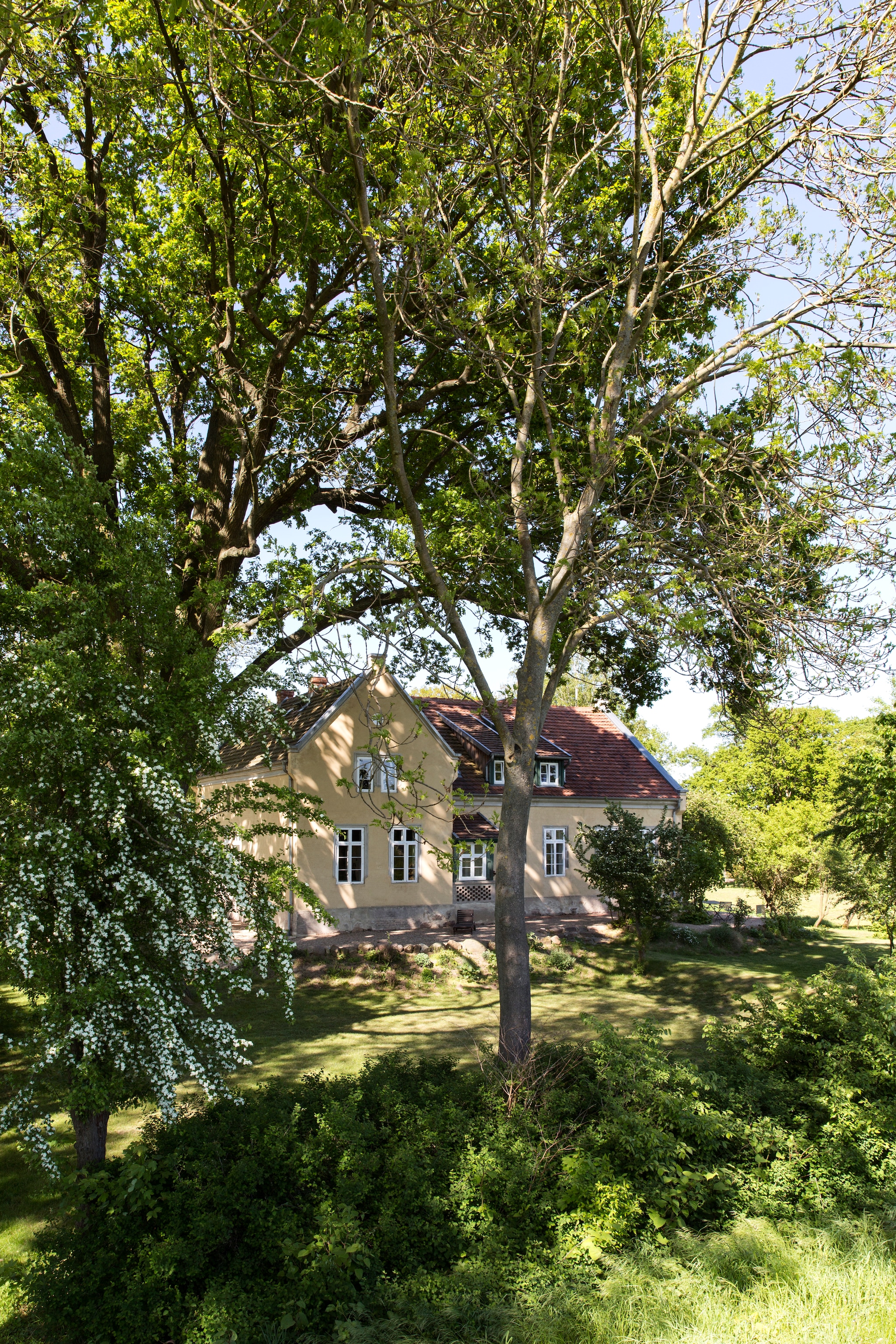 Het huis kreeg zijn oude kleur terug, waarvan Volker fragmenten vond op de buitenmuur. Kalkverf Haga.