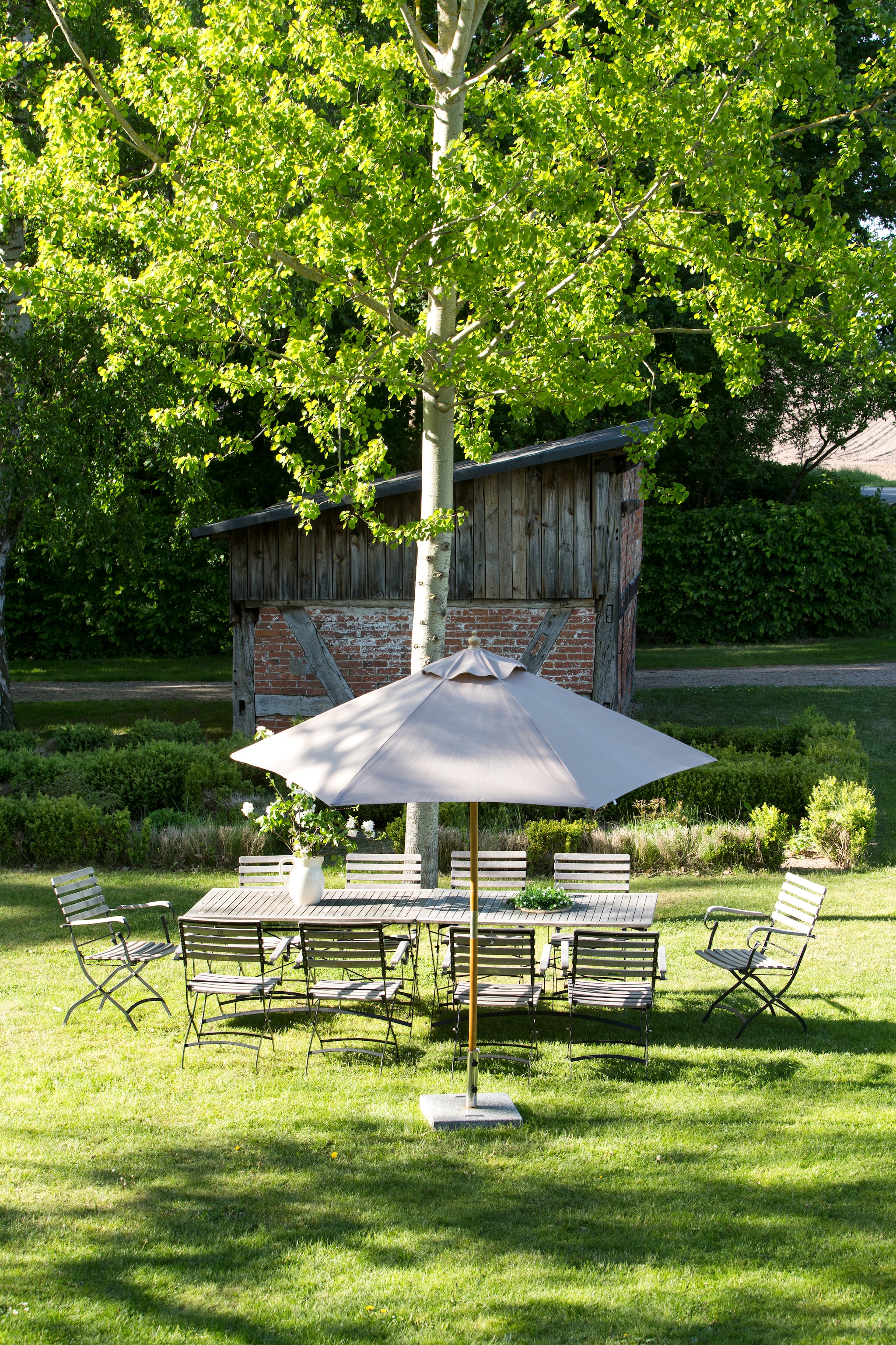 Tuinset en parasol Siena Garden. vtwonen Landelijk 06-2026 | Styling Miriam Hannemann | Fotografie André Reuter