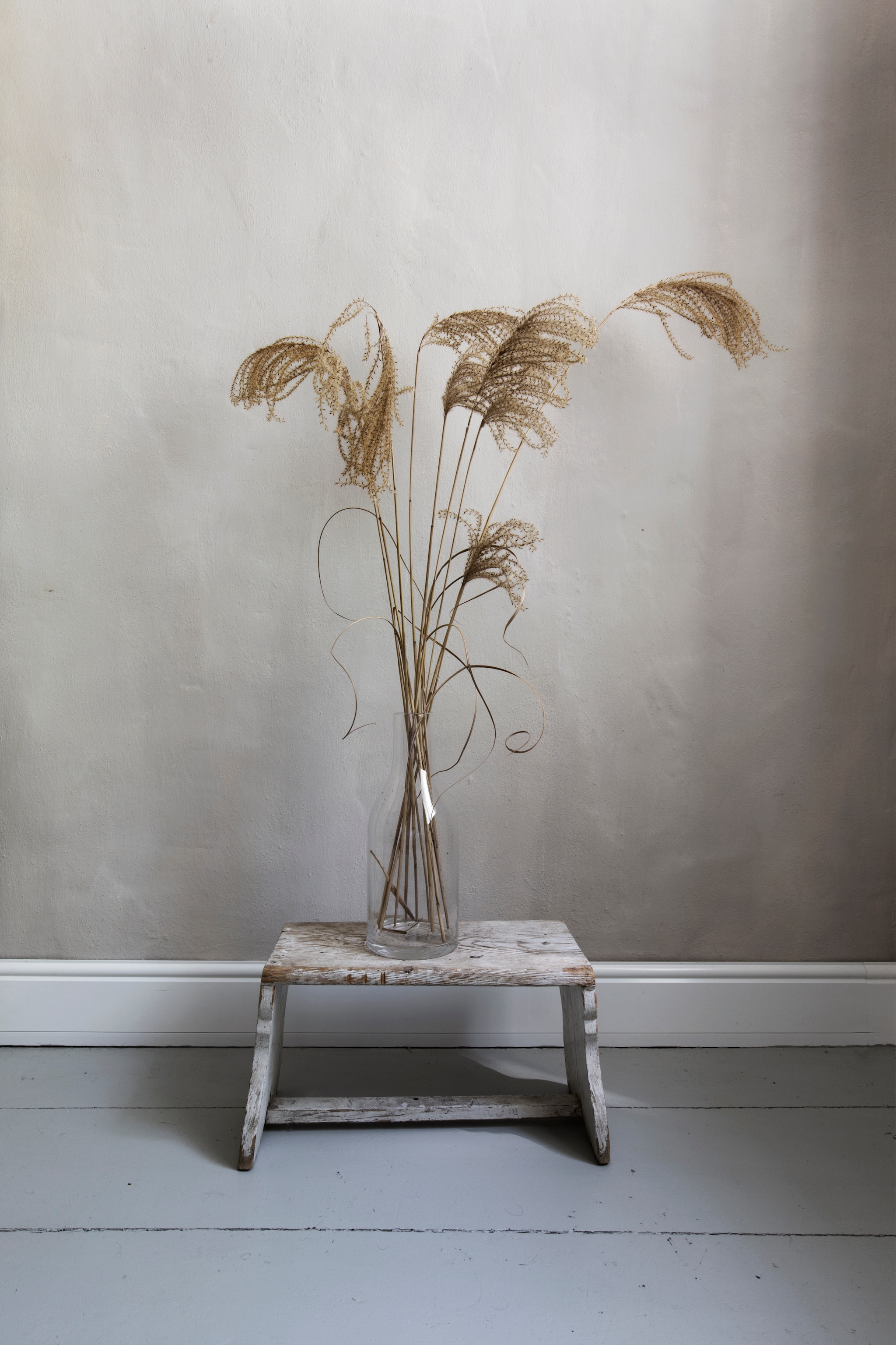 Kruk antiek. Vaas vintage. vtwonen Landelijk 06-2026 | Styling Miriam Hannemann | Fotografie André Reuter