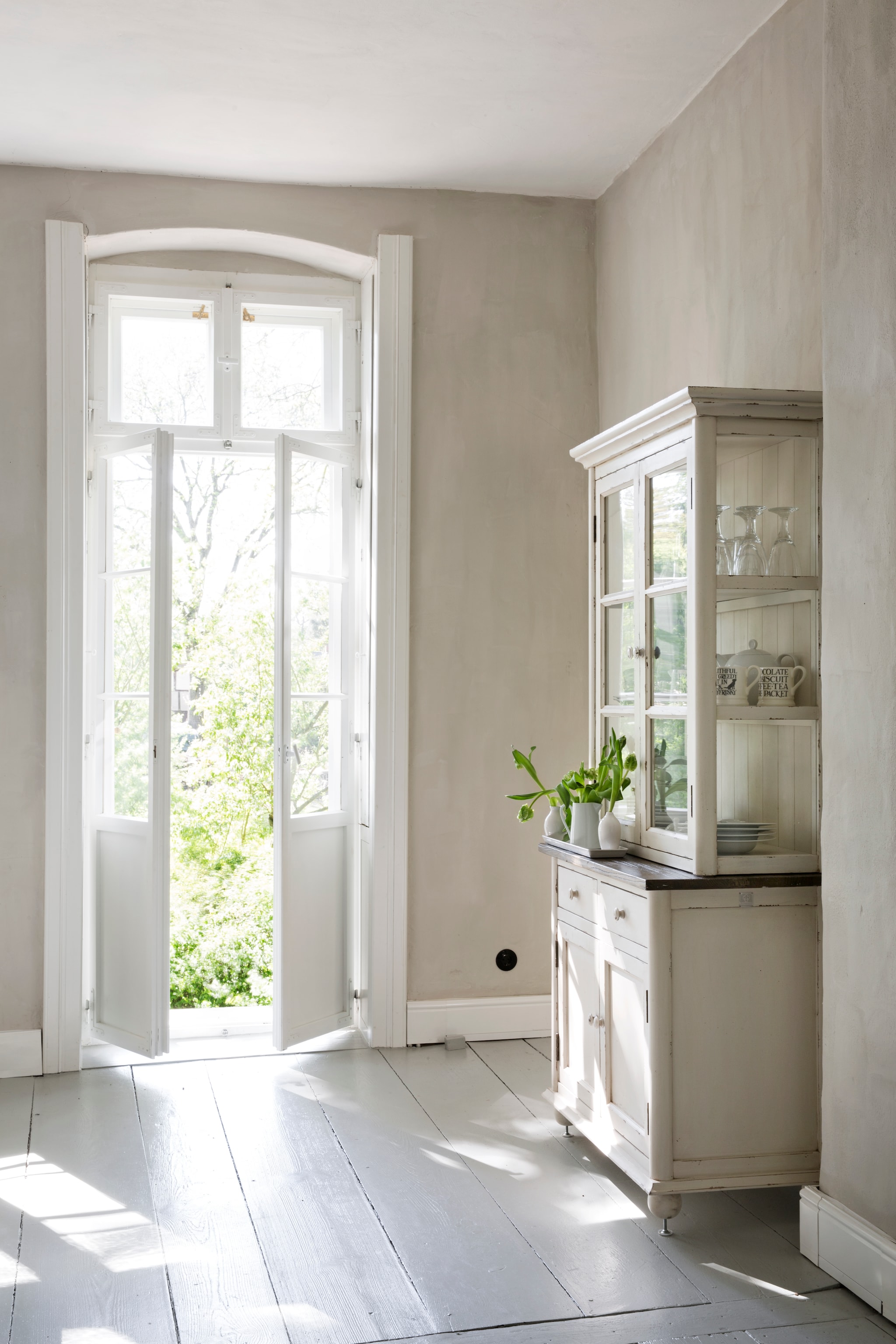 Servieskast Loberon. Borden en glazen van Butlers en Ikea. vtwonen Landelijk 06-2026 | styling Miriam Hannemann | fotografie André Reuter