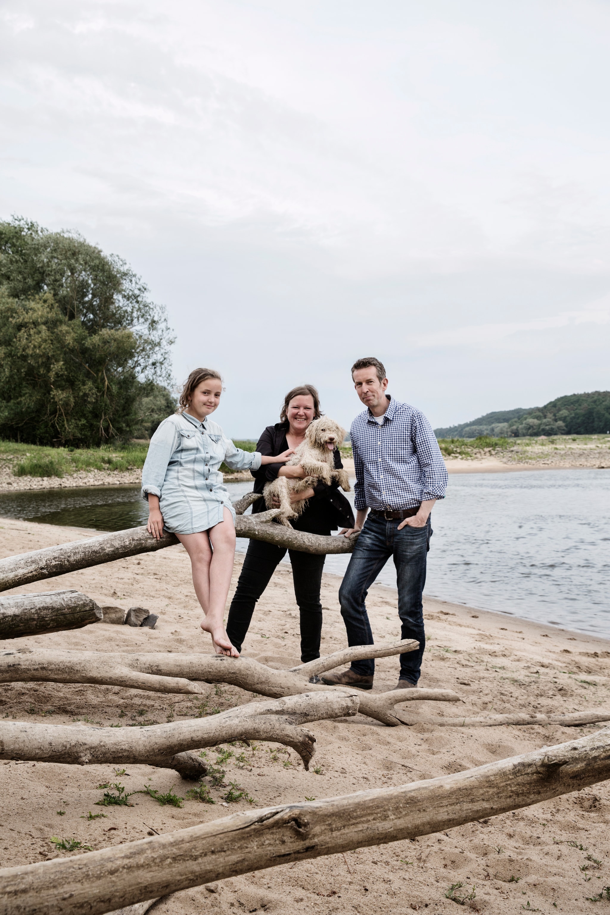 Het gezin op het ‘strandje’ aan de oever van de rivier Elbe, voor hun huis. vtwonen Landelijk 06-2026 | Styling Miriam Hannemann | Fotografie André Reuter