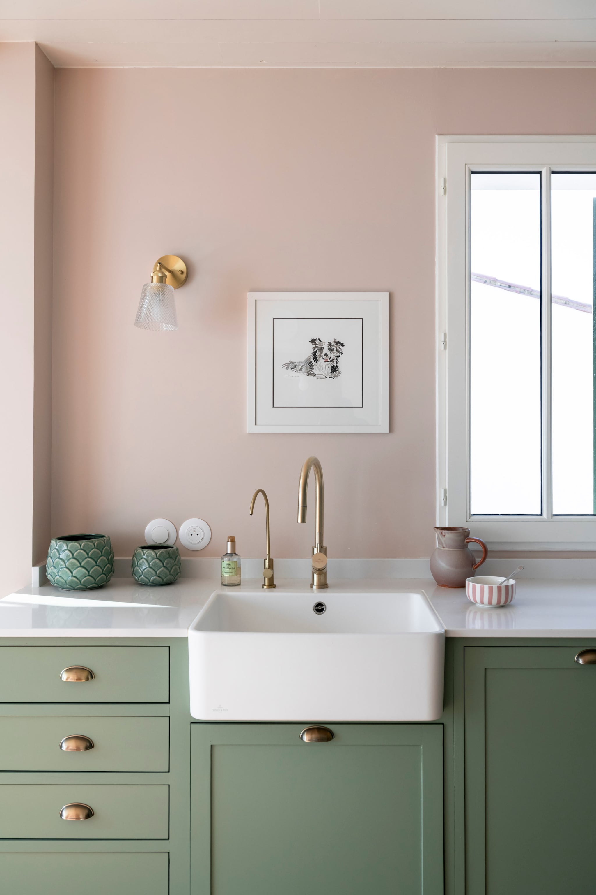Spoelbak Villeroy & Boch. Wandlamp Cyrillus. Potten lokale boetiek Migration. Wandkleur Argile de Moneteau van Argile Peinture. vtwonen Landelijk 06-2026 | styling Amandine Berthon | fotografie Julien Fernandez | productie Amandine & Jules