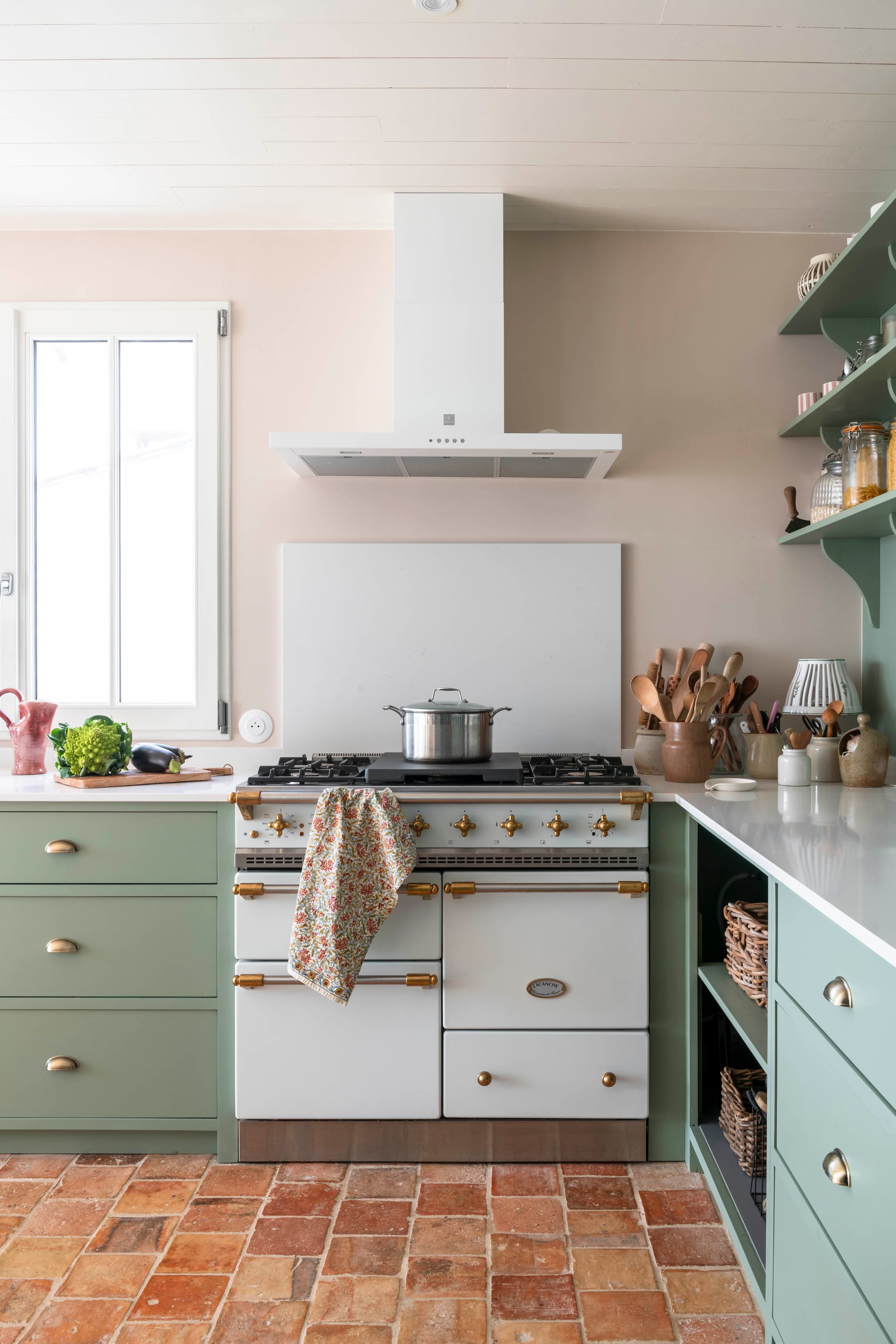Fornuis Lacanche. Roze schenkkan en potten lokale boetiek Migration. vtwonen Landelijk 06-2026 | styling Amandine Berthon | fotografie Julien Fernandez | productie Amandine & Jules