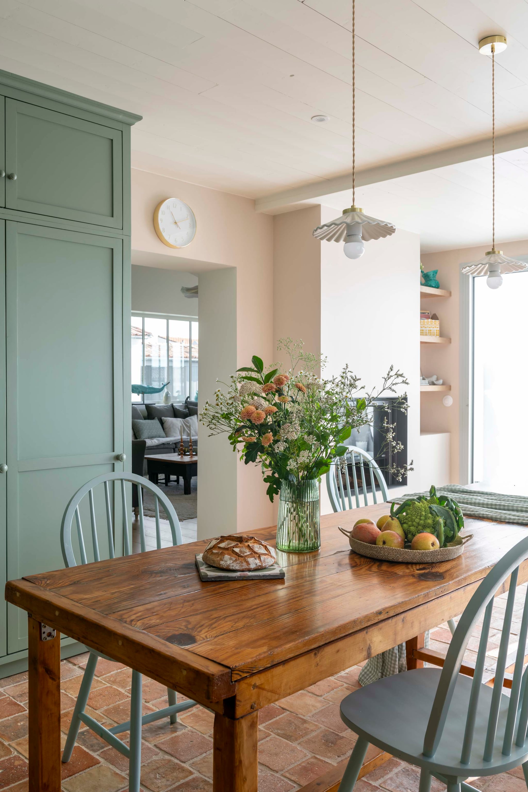Tafel Selency. Stoelen La Redoute. Vaas HKliving. Fruitmand Monoprix. Hanglampen Cyrillus. vtwonen Landelijk 06-2026 | styling Amandine Berthon | fotografie Julien Fernandez | productie Amandine & Jules