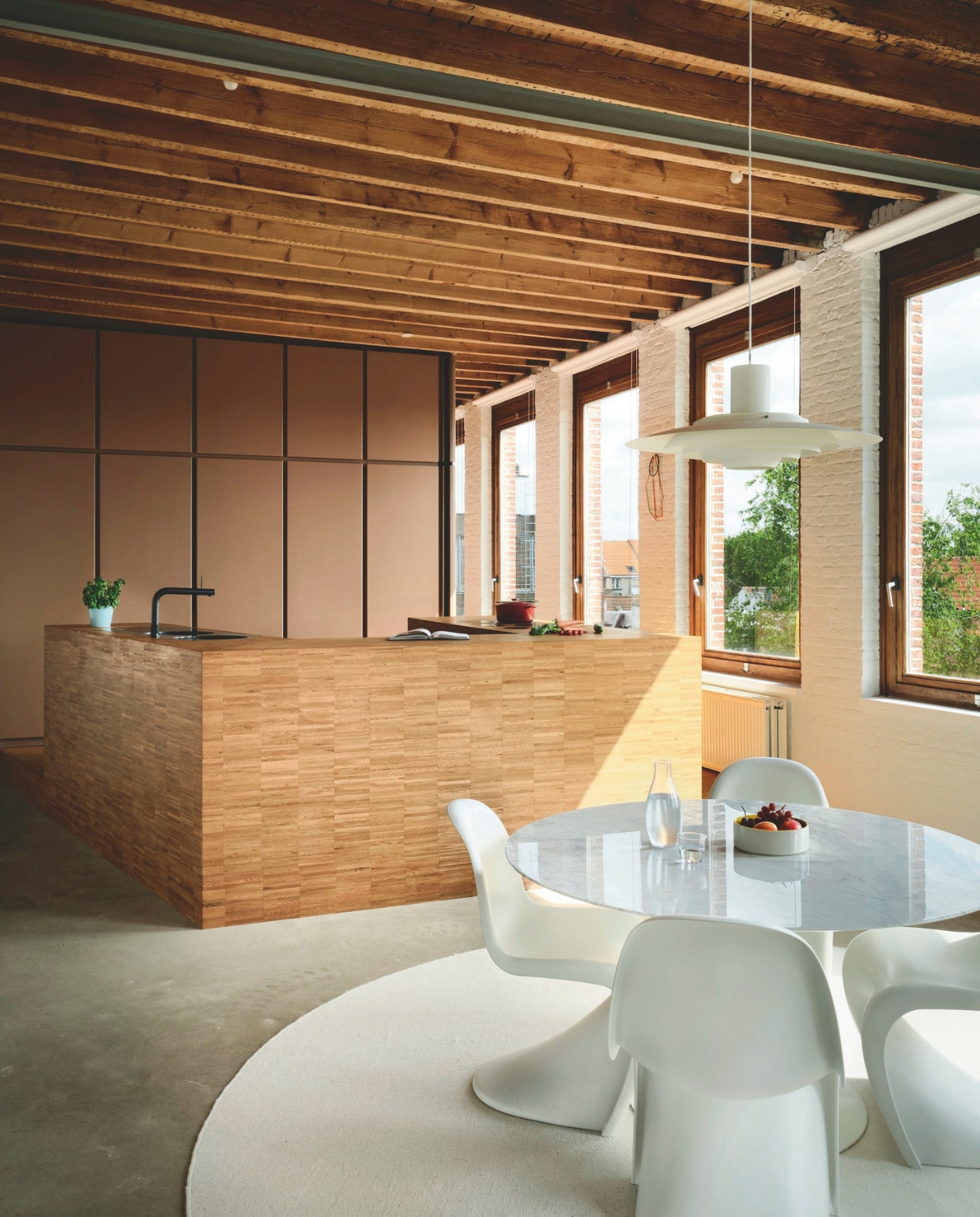 Eetkamerstoelen Panton van Vitra. Tafel Saarinen Tulip van Knoll. Hanglamp P376 Kf2 van &Tradition. vtwonen design 02-2026 | Fotografie Mr. Frank