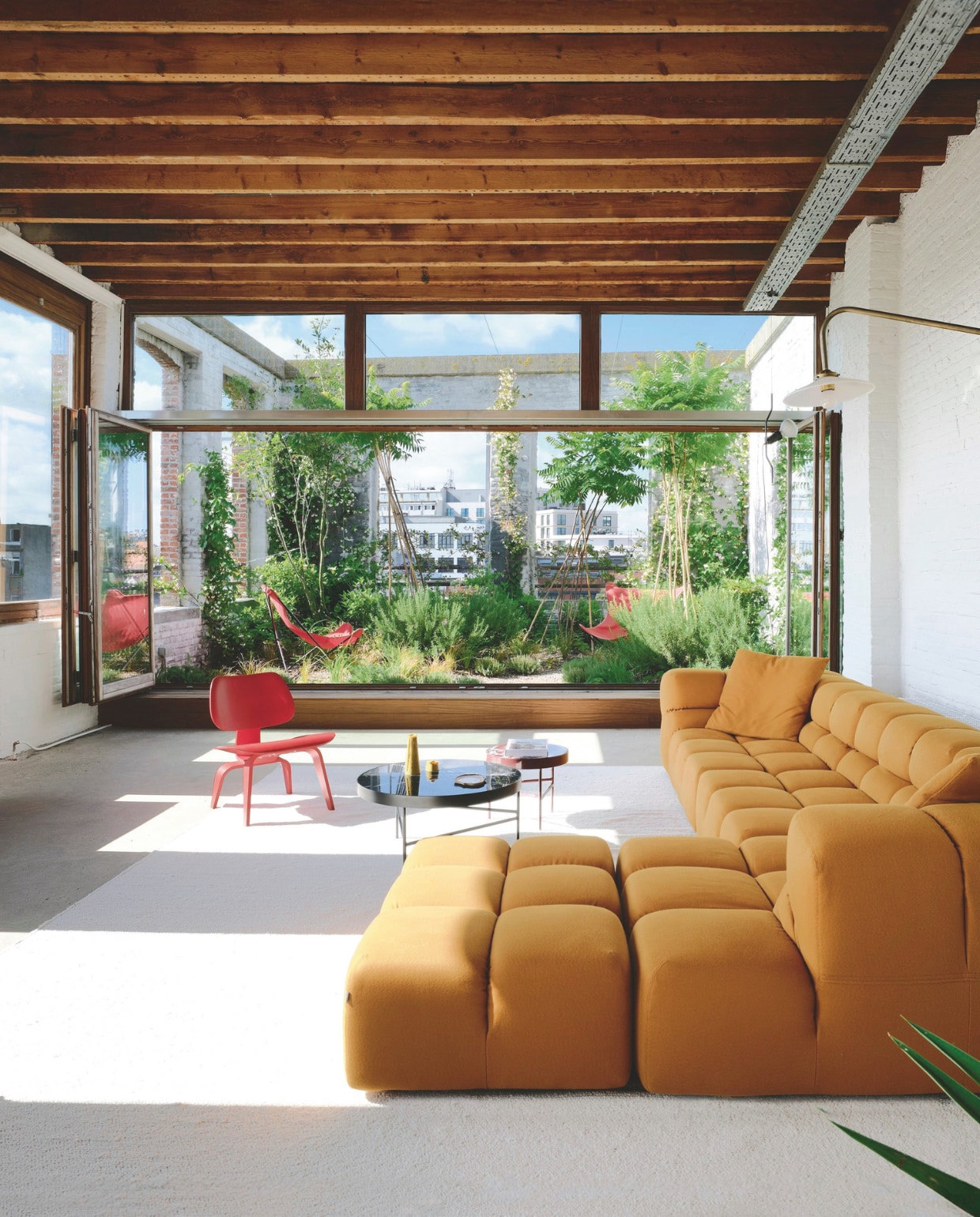 Bank Tufty Time van B&b Italia. Hanging Lamp n1 van Muller Van Severen. Loungestoel Lcw in ash red van Eames voor Vitra. Tapijt Zara Home. vtwonen design 02-2026 | Fotografie Mr. Frank