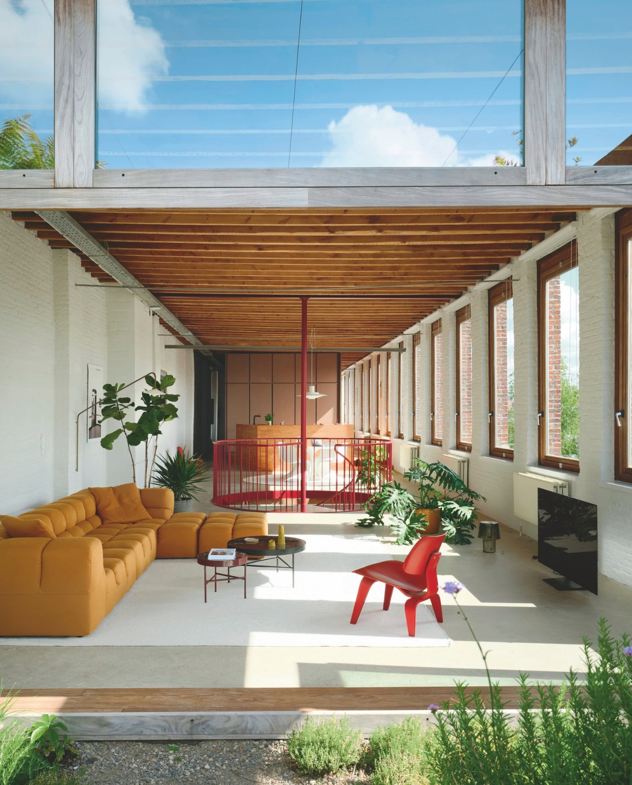 Bank Tufty Time van B&b Italia. Hanging Lamp n1 van Muller Van Severen. Eames Lounge Chair Wood in ash red van Vitra. Tapijt Zara Home. Trap maatwerk door B-bis architecten, uitgevoerd door Stiel Atelier.