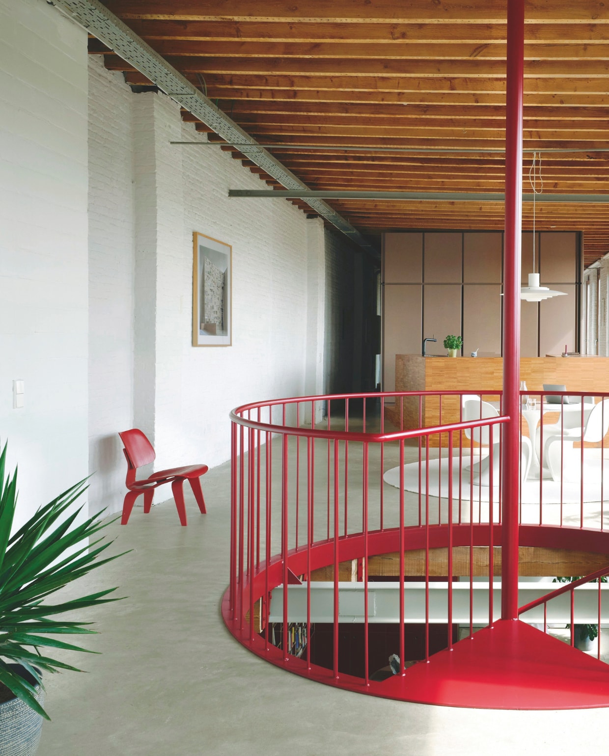 Loungestoel Lcw van Eames voor Vitra in ash red. Trap maatwerk door B-bis architecten, uitgevoerd door Stielatelier. vtwonen design 02-2026 | Fotografie Mr. Frank