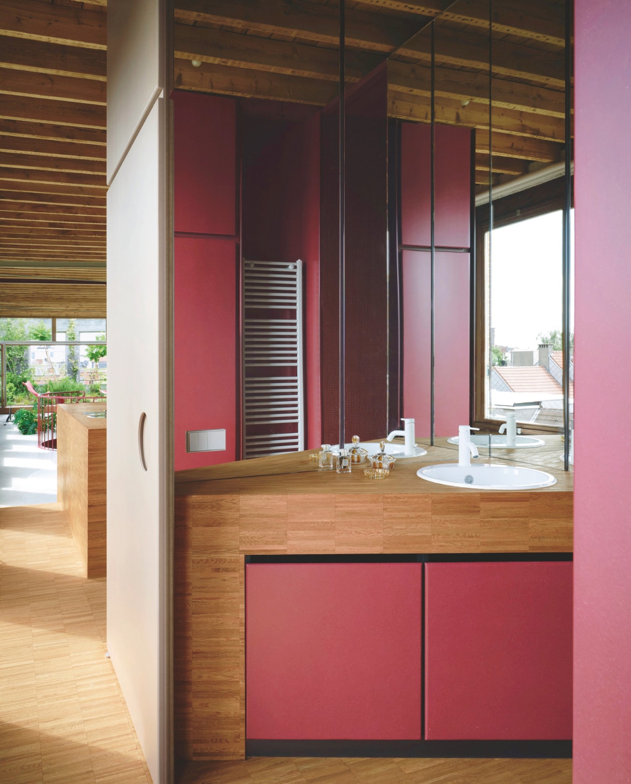 Badkamermeubel maatwerk door Decor Finesse, naar een ontwerp van B-bis Architecten. Kraan Nobili. vtwonen design 02-2026 | Fotografie Mr. Frank